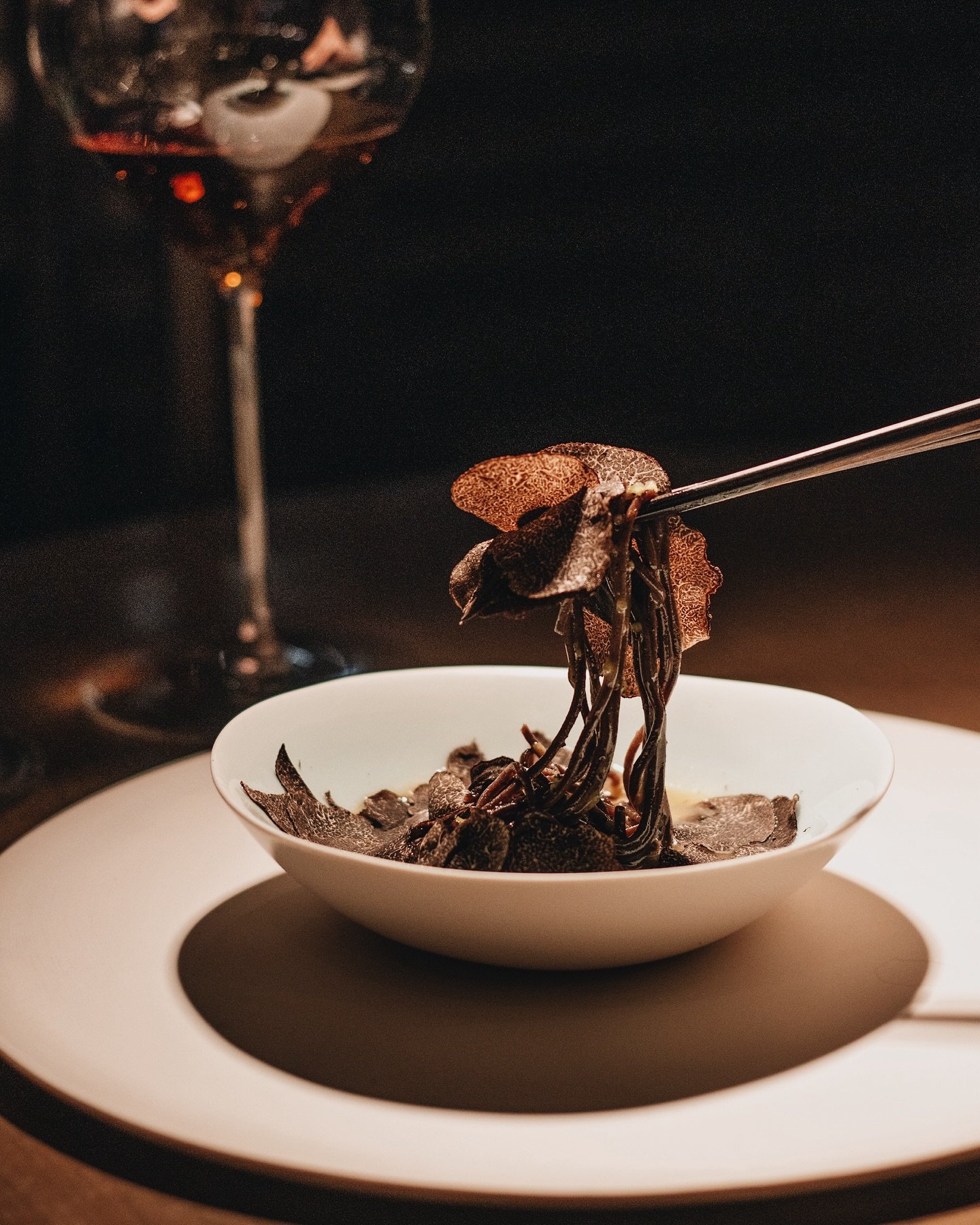 M O S U ✼
&ndash;
預約困難的 @mosuhongkong 前幾天終於趁週年紀念到訪 .ᐟ.ᐟ 
我們是大約兩個月前預約的 期待已久✨
當中最印象深刻的當然是在「黑白大廚」中出現過的 𝚎𝚖𝚋𝚎𝚛 𝚛𝚘𝚊𝚜𝚝𝚎𝚍 𝚊𝚌𝚘𝚛𝚗 𝚗𝚘𝚘𝚍𝚕𝚎 松露橡果麵 ヽ(&acute;▽`)/
手工橡果麵的口感煙韌彈牙 加上牛油雞湯汁和毫不吝嗇的 truffle 整個麵散發著有層次的香味ꔛ
他們採用新疆的黑松露 令味道不會過於濃郁 更加襯托出主角橡果麵