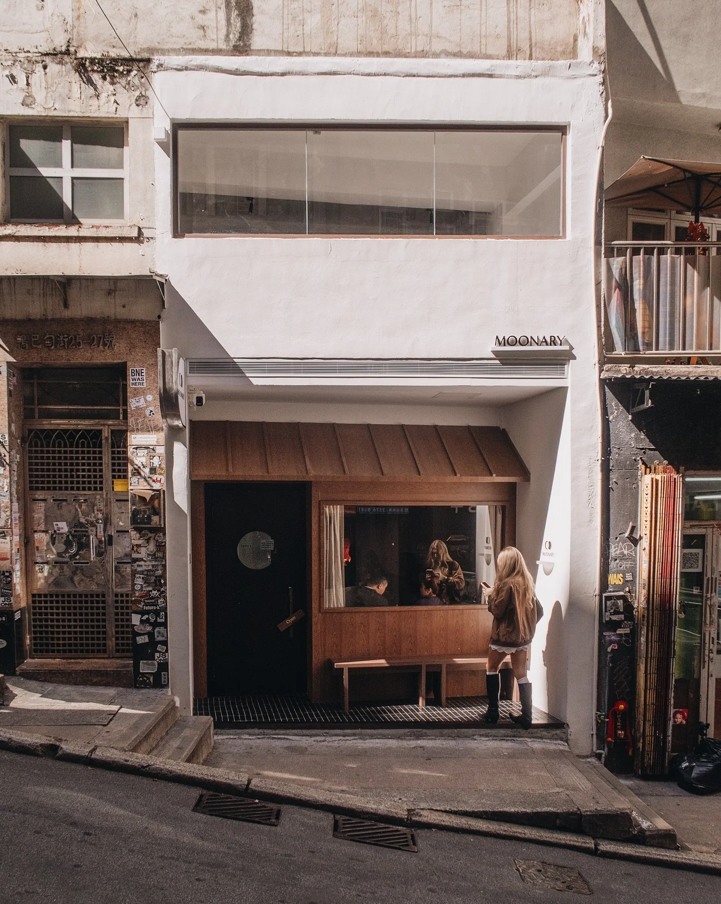 ᴍᴏᴏɴᴀʀʏ ᴄᴏғғᴇᴇ
&ndash;
位於中環鴨巴甸街的新精品咖啡店 @moonarycoffee 
開業一陣子已經非常熱鬧！✧⁺⸜(･ ᗜ ･ )⸝⁺✧
樓高兩層的 Moonary 有提供地下比較接近 coffee bar area 的靠牆長椅 或者 一樓長方枱
飲品方面有提供非常 extensive 的選擇！有手沖、奶啡和不少非咖啡類的飲品(੭&bull;̀ᴗ&bull;̀)੭
到訪當天是週五 lunch hour 比較趕 所以先試試他們的 flat white 和 moonary 