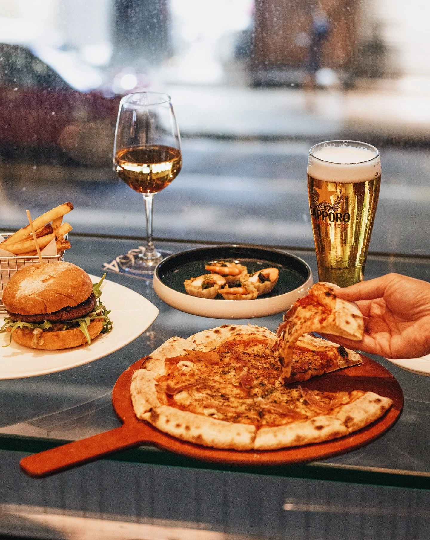 𝘼 𝙆 𝙎 𝘽 𝘼 𝙍 ✰◞
&ndash;
最近發現灣仔有 happy hour 好去處.ᐟ.ᐟ
在 @novotelcenturyhk 裡面一樓的 @aksbarhk 是一個旺中帶靜的 bar lounge
當日平日放工去也有不少人～ 居然還遇上了他們的 live band show🎵
他們平常有pizza / burger combo set 🍔🍕 只要點 Vegetarian Burger 或者 Prosciutto e Funghi Pizza 就可以加 $2 加配啤