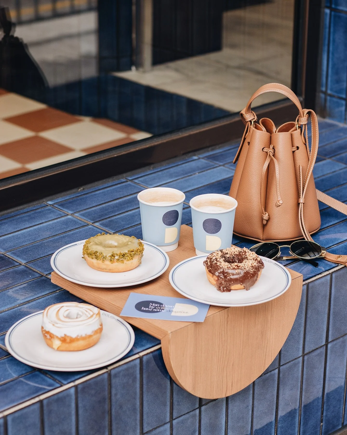 ꔛ ᴅ ʀ ᴏ ᴘ  ʙ ʏ  ᴅ ᴏ ᴜ ɢ ʜ
𝙱𝚊𝚗𝚐𝚔𝚘𝚔 &rarr; 𝙷𝚘𝚗𝚐 𝙺𝚘𝚗𝚐
&ndash;
上環最近新開了一家從曼谷來港的冬甩店 @dropbydough.hk 🍩
位於干諾道中的轉角位置 他們擁有超寬敞的空間ヽ(&acute;▽`)/
全店以藍色和木色為主調 donut counter設在門口位置 裡面也有不少用餐空間～
很喜歡他們把 branding elements 套用在店裡不同位置 從空間、掛畫、包裝、陳設到餐具都非常 cohe