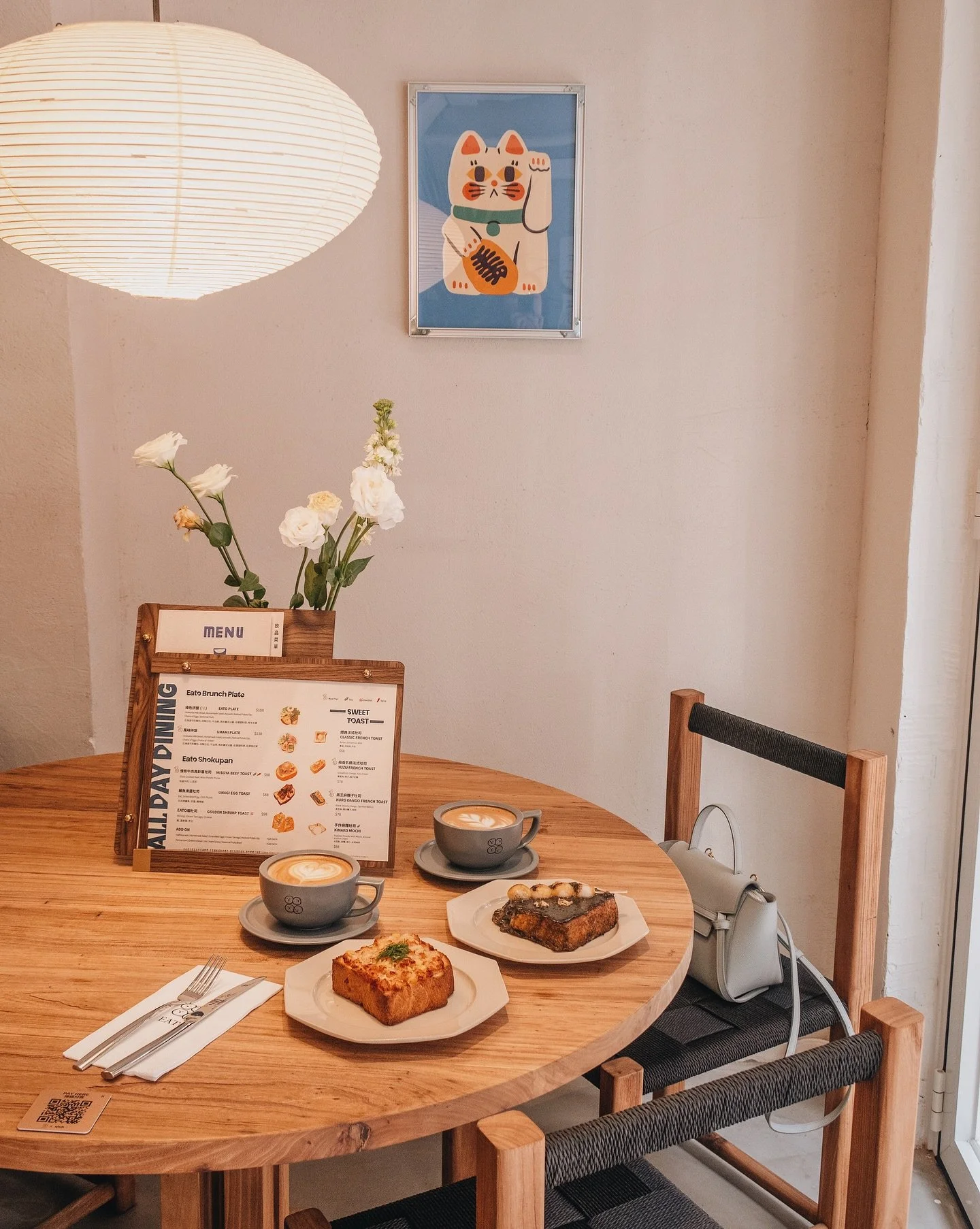 𝚎 𝚊 𝚝 𝚘
何 食 今 日
&ndash;
位於中環的新日式咖啡店 @eato_official 
主打日式吐司和定食 ( 定食於 11:3O 後才提供 )
室內以原木色為主調 空間感挺大的✨
日式生吐司全日供應 我們嘗了兩款吐司 ヽ(&acute;▽`)/
黑芝麻糰子吐司賣相很可愛！(*˙˘˙)♡ 有四顆團子～ 黑芝麻醬不會過於濃稠或膩～ 
EATO蝦吐司🦐 裡面有流心蛋～ 加上空氣感滿滿的吐司和蝦滑口感層次豐富*&acute;ސު｀*
早上的時候可以 +$18 配咖啡☕️
他們