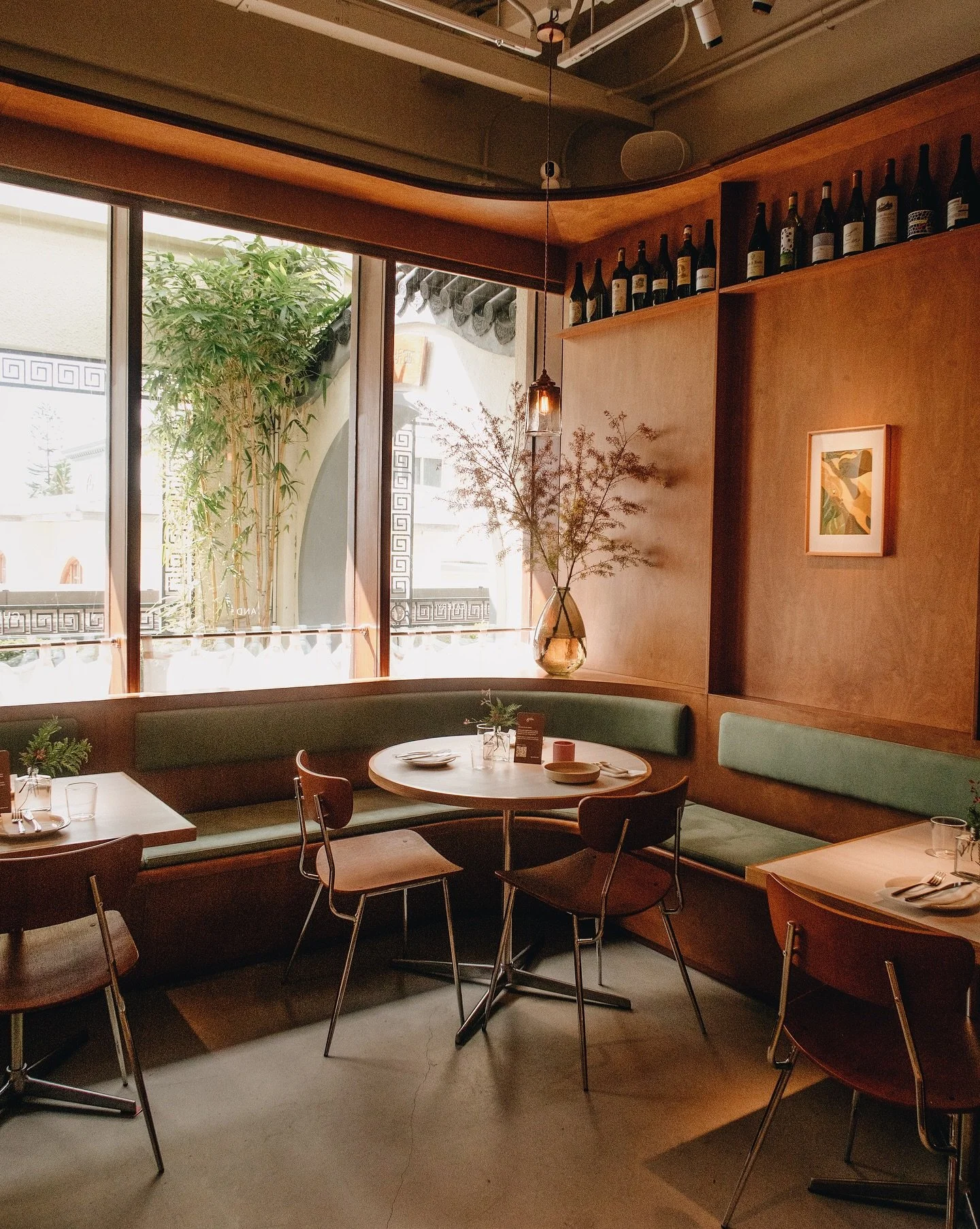 𝚐 𝚛 𝚘́ 𝚊
-
位於淺水灣影灣園的 @groabynute 之前bookmark了很久
終於趁聖誕季節到訪了ヽ(○&acute;&forall;`)ﾉ♪
室內空間很有空間感 木色和綠色的混搭跟窗外的景緻互相呼應~(˘▾˘~)
他們的午餐 menu 非常 extensive 選擇非常多
他們建議每個 category 都選擇一款 我們則試了以下幾款：
🐟hamachi crudo - 油甘魚切片新鮮肥美 加上最近很流行入饡的gooseberry 燈籠果和柑橘汁提鮮 以酸甜中和魚油٩