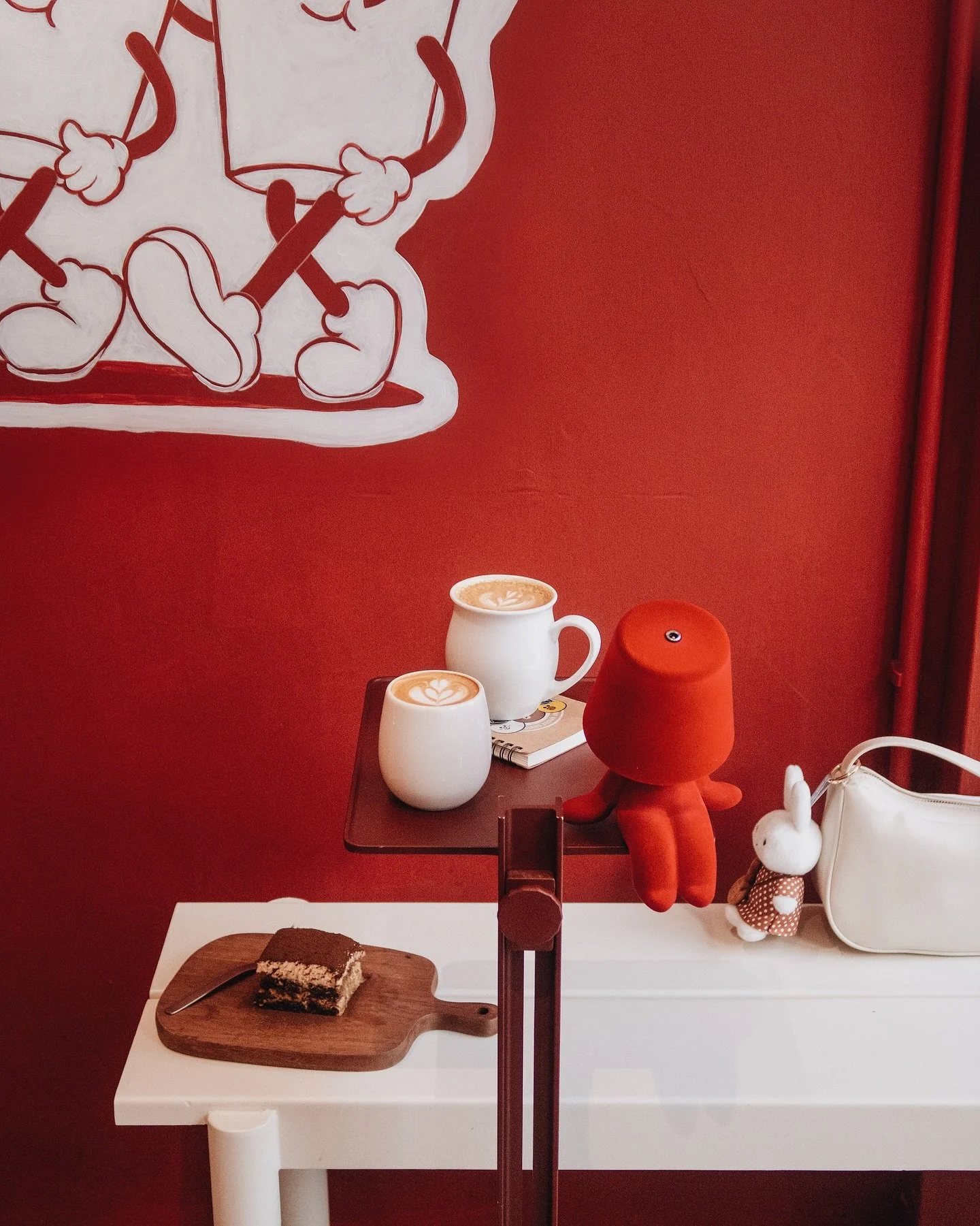 𝐬 𝐞 𝐫 𝐞 𝐧 𝐞  𝐜 𝐨 𝐟 𝐟 𝐞 𝐞 &amp;  𝐰 𝐢 𝐧 𝐞 ☕️🍷
&ndash;
之前到訪 @serenecoffeewine 的時候就對他們的復古風 brand graphics 印象深刻 (*ฅ́˘ฅ̀*)♡
最近他們咖啡店 revamp 了✨ 增加了紅色的元素 還改成朝啡晚酒的模式！𖤐
裡面的空間也新增了不少暖色落日元素 令整體增加氛圍感🌄
日間的 menu 以咖啡和輕食為主 
我們點了 flat white 和 latte 分別