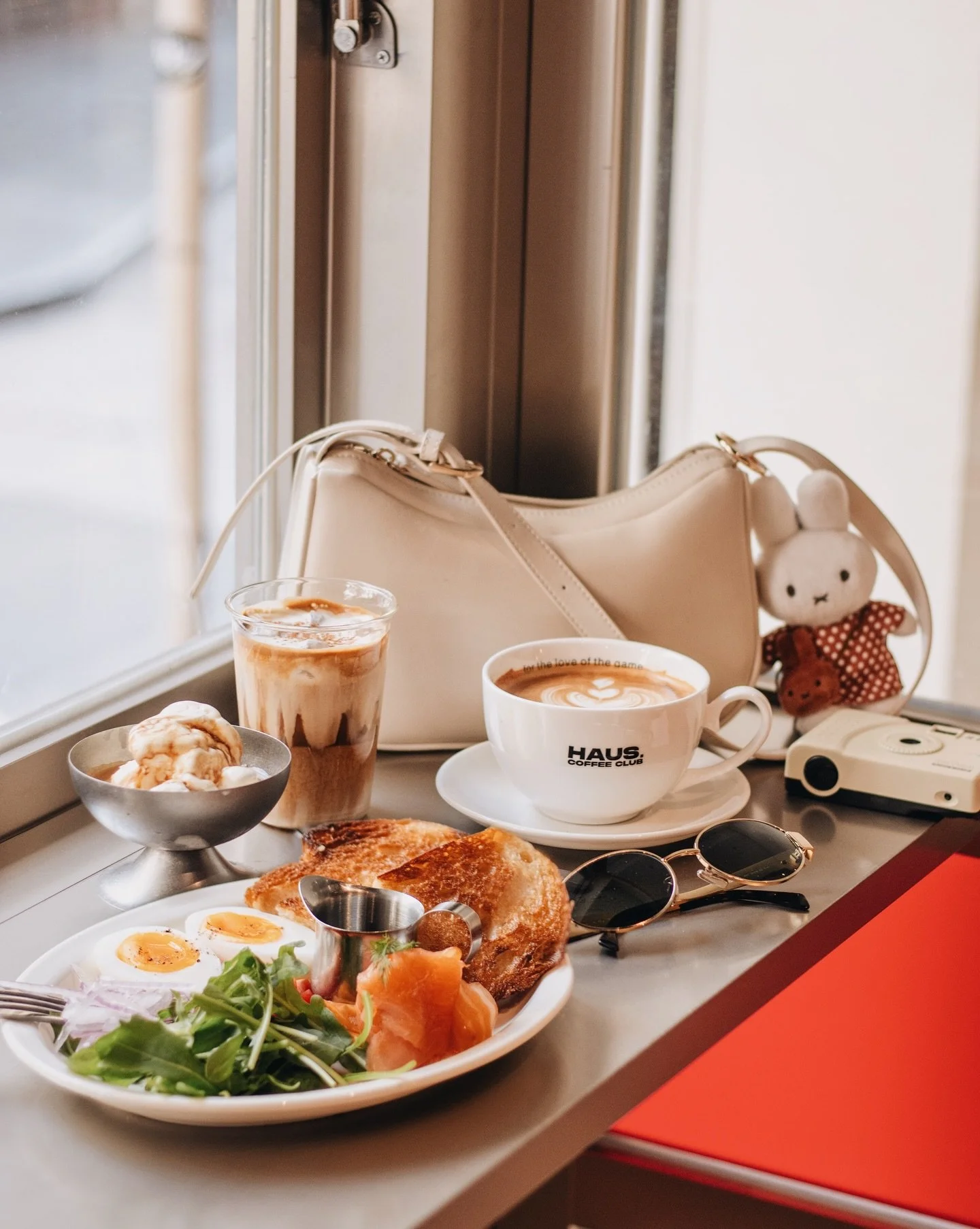 ʜ ᴀ ᴜ s  ᴄ ᴏ ғ ғ ᴇ ᴇ  ᴄ ʟ ᴜ ʙ
&ndash;
最近中環很熱鬧！ヽ(○&acute;&forall;`)ﾉ♪ 終於到訪了新開的韓式咖啡店 @hauscoffeeclub 
室內環境也走韓系簡約風～ 以不鏽鋼和白色為主 加上紅色為 pop colour ꔛ
有室內和室外的用餐位置～ 空間感尚算 ok
食物和飲品的 menu 也算多選擇～ 有不少特飲選擇呢✧⁺⸜(･ ᗜ ･ )⸝⁺✧
咖啡方面我們嘗了 𝙷𝚊𝚞𝚜 𝙲𝚘𝚏𝚏𝚎𝚎 和 𝙵𝚕𝚊𝚝 𝚆