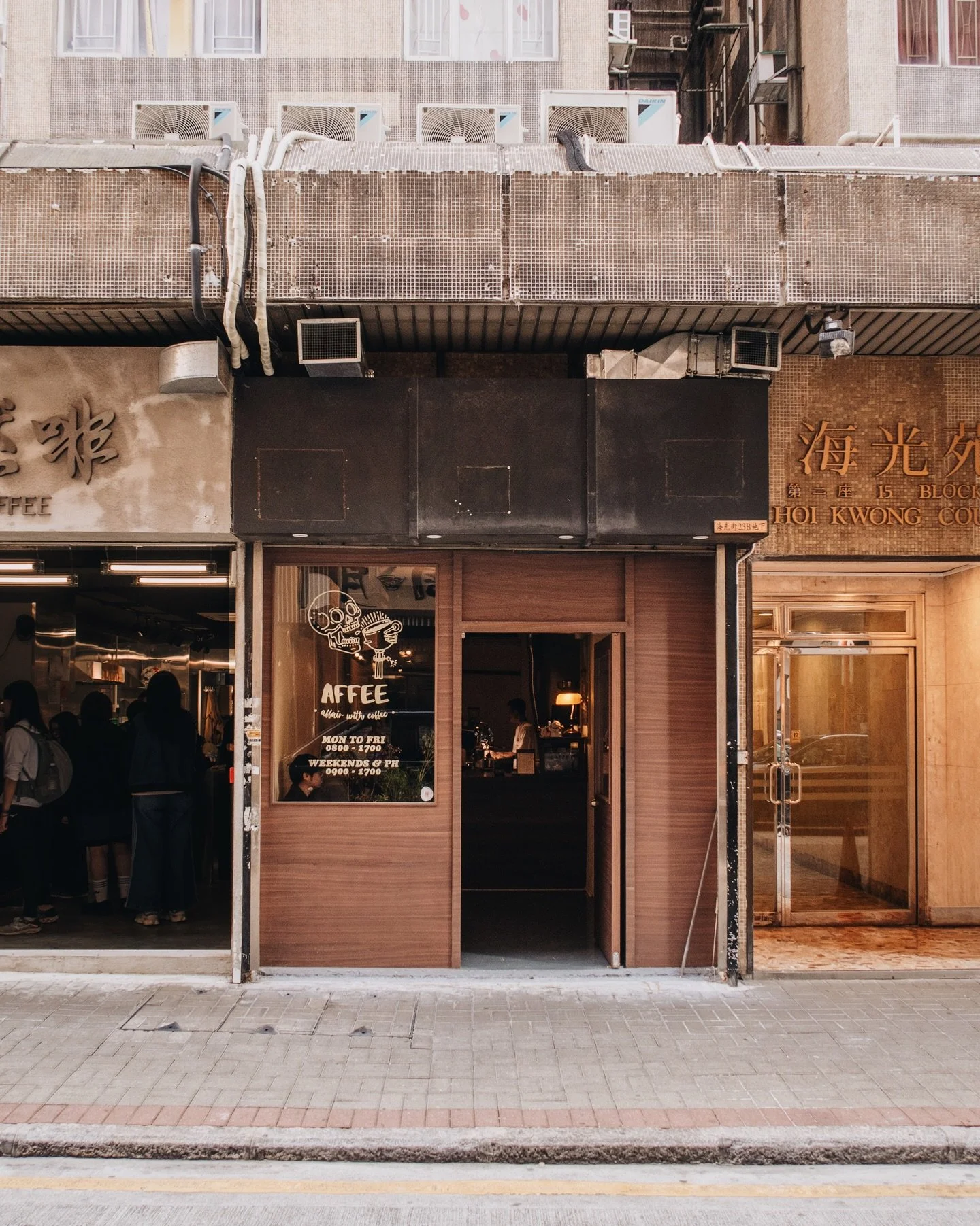 𝙰 𝙵 𝙵 𝙴 𝙴
&ndash;
鰂魚涌的 @affeehk 新店搬到幾步路距離的海光街 與窮撚啡比鄰 
新店相比起舊街角店 新增了不少堂食位置✧⁺⸜(･ ᗜ ･ )⸝⁺✧
室內以胡桃木色為主調 感覺更加 cozy 和 serene &ndash; 是一個可以享受 coffee break 的空間(/^▽^)/
咖啡質素一貫高質✨ 我們點了兩杯 flat white 都選了來自巴西的 nutty 豆子☕️ 有淡淡的可可堅果味ヽ(○&acute;&forall;`)ﾉ♪
另外令人驚喜的