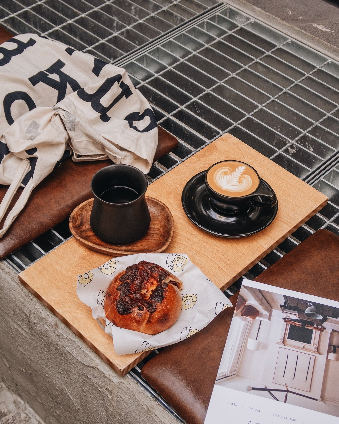 ᴏ ɴ ᴇ ᴛ ʜ ɪ ʀ ᴅ
ᴄ ᴏ ғ ғ ᴇ ᴇ  ʀ ᴏ ᴀ s ᴛ ᴇ ʀ s
&ndash;
告別元朗來到中環的 @onethird.coffee 選址嘉咸街
連接著街市小攤檔令小巷長期人來人往
咖啡店呈黑白風格 室內呈長方吧台格局 以立飲為主ꔛ
室外門口也有少量座位可以坐下享受咖啡☕️
咖啡豆子的選擇非常多～ ヽ(○&acute;&forall;`)ﾉ♪
flat white 選了 Peru Paramo Heirloom Washed &ndash; 加上奶的咖啡感是 moder