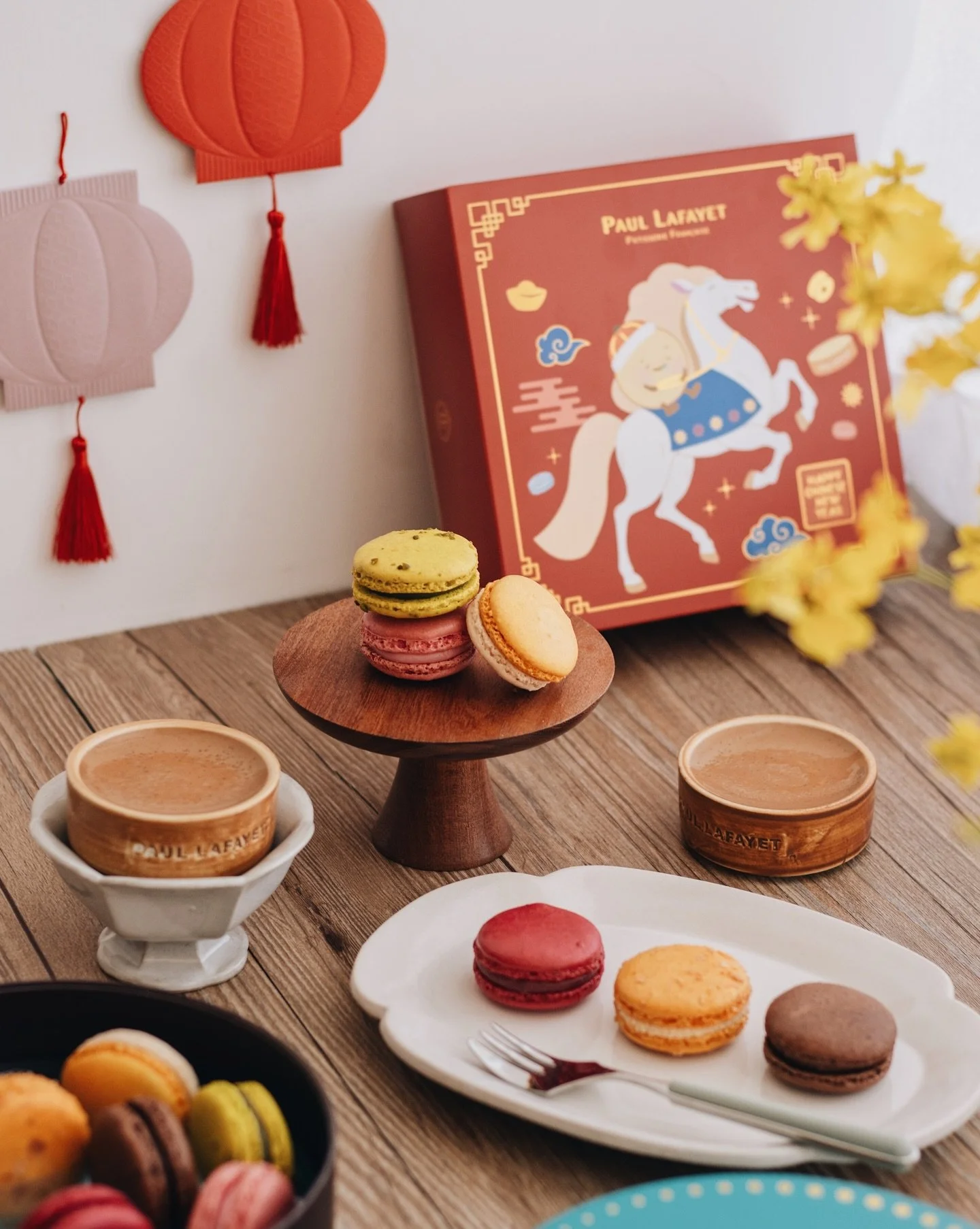 𝘗 𝘢 𝘶 𝘭  𝘓 𝘢 𝘧 𝘢 𝘺 𝘦 𝘵
&ndash;
新春將至 這陣子忙著入手不同新年禮盒準備新年拜年的時候送禮🎁
除了傳統賀年糕點之外 @paullafayet 色彩繽紛的 macaron 禮盒也是一個好選擇！✧⁺⸜(･ ᗜ ･ )⸝⁺✧✨
包裝設計以新年喜興為主題 但是不會過於傳統🏮
一盒 12 粒 macaron 有 3 款口味組合 這次我試試比較清新的 Freshness 味道系列~(˘▾˘~)
Chocolate / Cr&egrave;me Br&u
