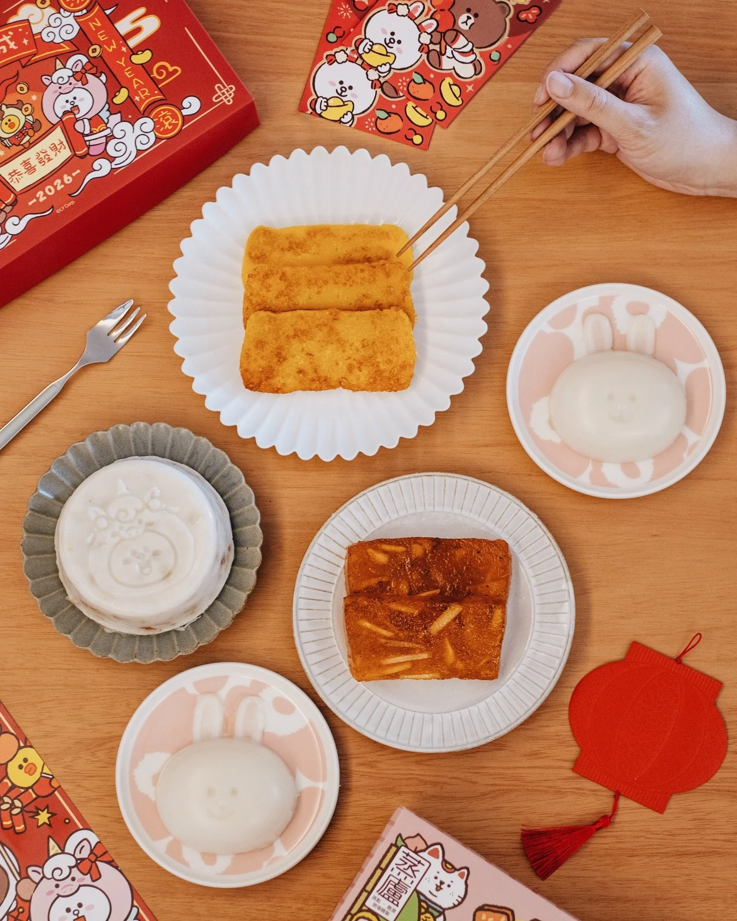 𝙷 𝙰 𝙿 𝙿 𝚈  𝚈 𝙴 𝙰 𝚁  𝙾 𝙵  𝙷 𝙾 𝚁 𝚂 𝙴
🐎🐎🐎
祝大家新一年馬上健康～ 馬上發財～ 馬上順利～ 馬上開心～ ｡:.ﾟヽ(*&acute;&forall;`)ﾉﾟ.:｡🧧
今年貪心地試了不同款式的賀年糕點 希望步步高升✨
首先是不知道第幾年回購的 @thesteamhuthk 
今年依然 encore 桂花蔗糖馬蹄糕和奶黃年糕( ˶&rsquo;ᵕ&rsquo;˶) 
馬蹄糕採用桂花蔗糖甜而不膩 有桂花的淡淡清香 🌼 加上大大