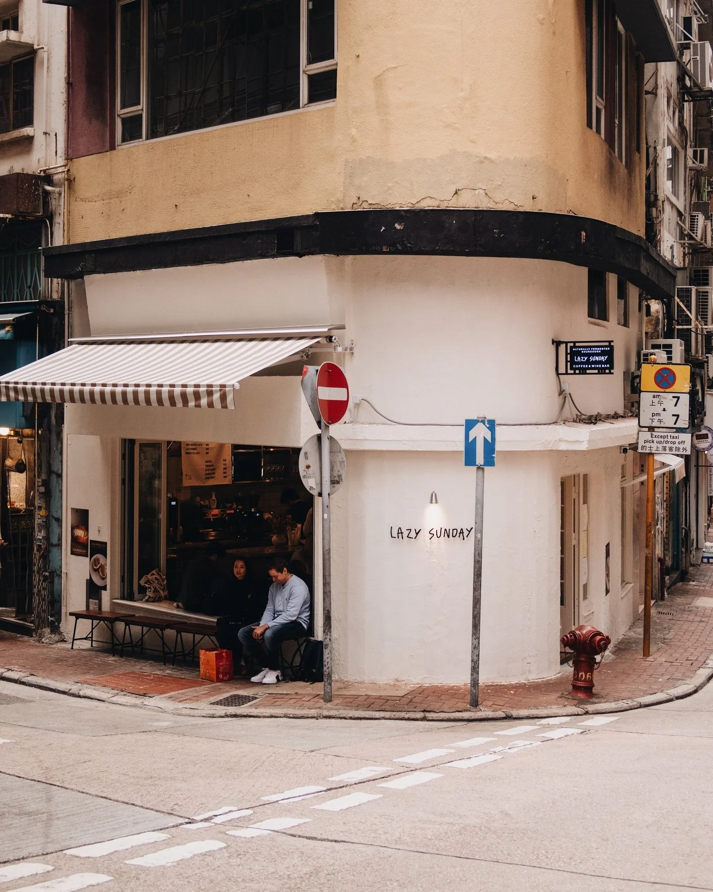 L A Z Y  S U N D A Y
&ndash;
上環新開的韓式轉角咖啡店 @lazysunday.hk 
開業至今每個週末依然人潮滿滿 永遠不 lazy 的 sunday～ 
裡面座位不多 窗邊也有一排半戶外的座位 但是整體 vibe 非常 chill &amp; cozy ヽ(○&acute;&forall;`)ﾉ♪
lazy sunday 其實意思是指他們提供的咖啡豆子種類 &ndash; lazy 是 nutty 的豆子 / sunday 是 fruity 的豆子
我們點了兩杯 