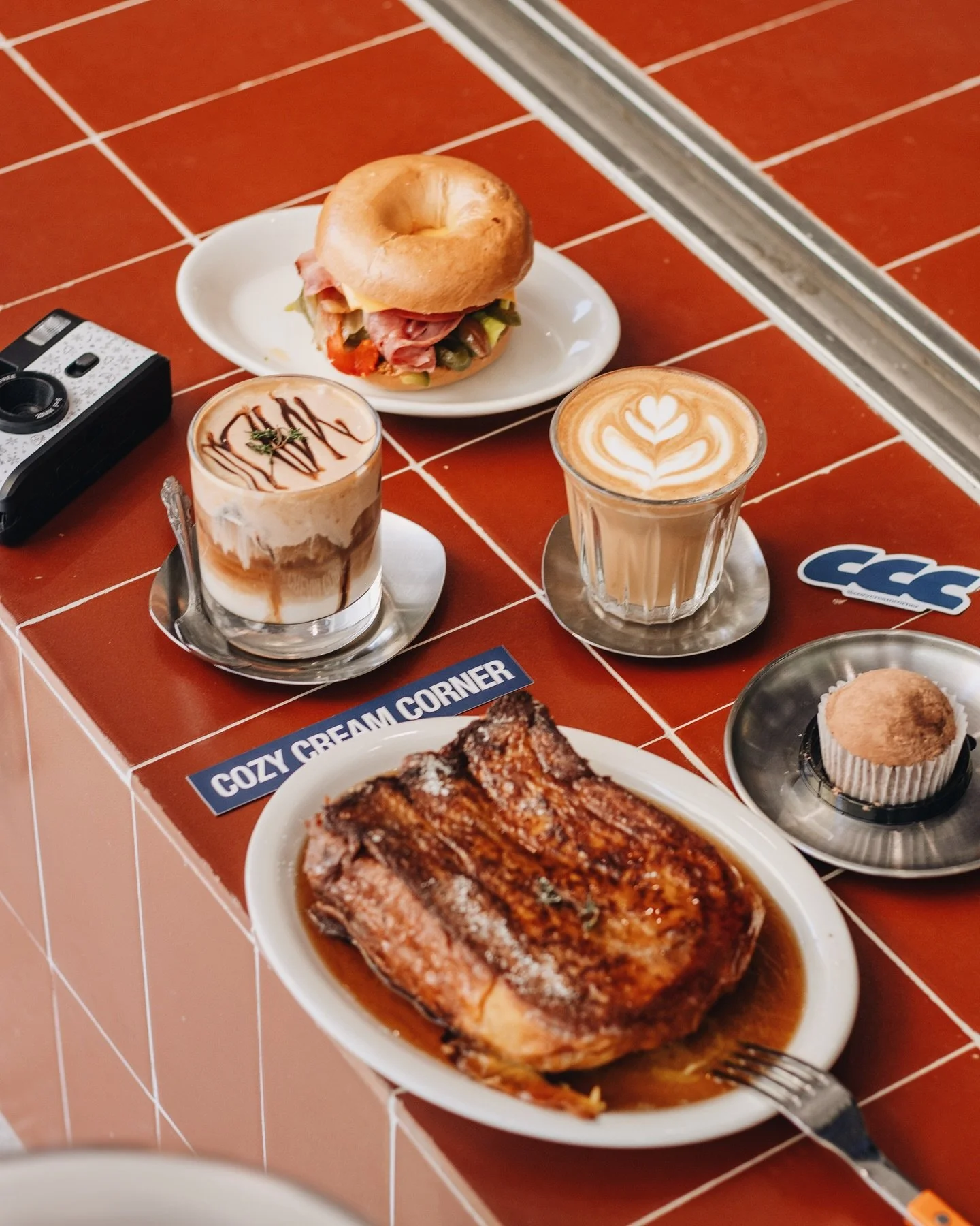 𝘾𝙤𝙯𝙮 𝘾𝙧𝙚𝙖𝙢 𝘾𝙤𝙧𝙣𝙚𝙧
&ndash;
最近人氣大熱的韓式咖啡店 @cozycreamcorner 🇰🇷
位於大角咀的 CCC 擁有寬敞的戶外座位空間和韓風滿滿的室內用餐區域 ヽ(○&acute;&forall;`)ﾉ♪
每一個角落都充滿心思 也非常 photogenic! 📷
週末上午大約10點多便差不多坐滿了ఠ_ఠ
餐牌方面選擇也是挺多的 我們點了 
𝙱𝚊𝚜𝚒𝚌 𝙵𝚛𝚎𝚗𝚌𝚑 𝚃𝚘𝚊𝚜𝚝 🍞 份量比想像中大很多