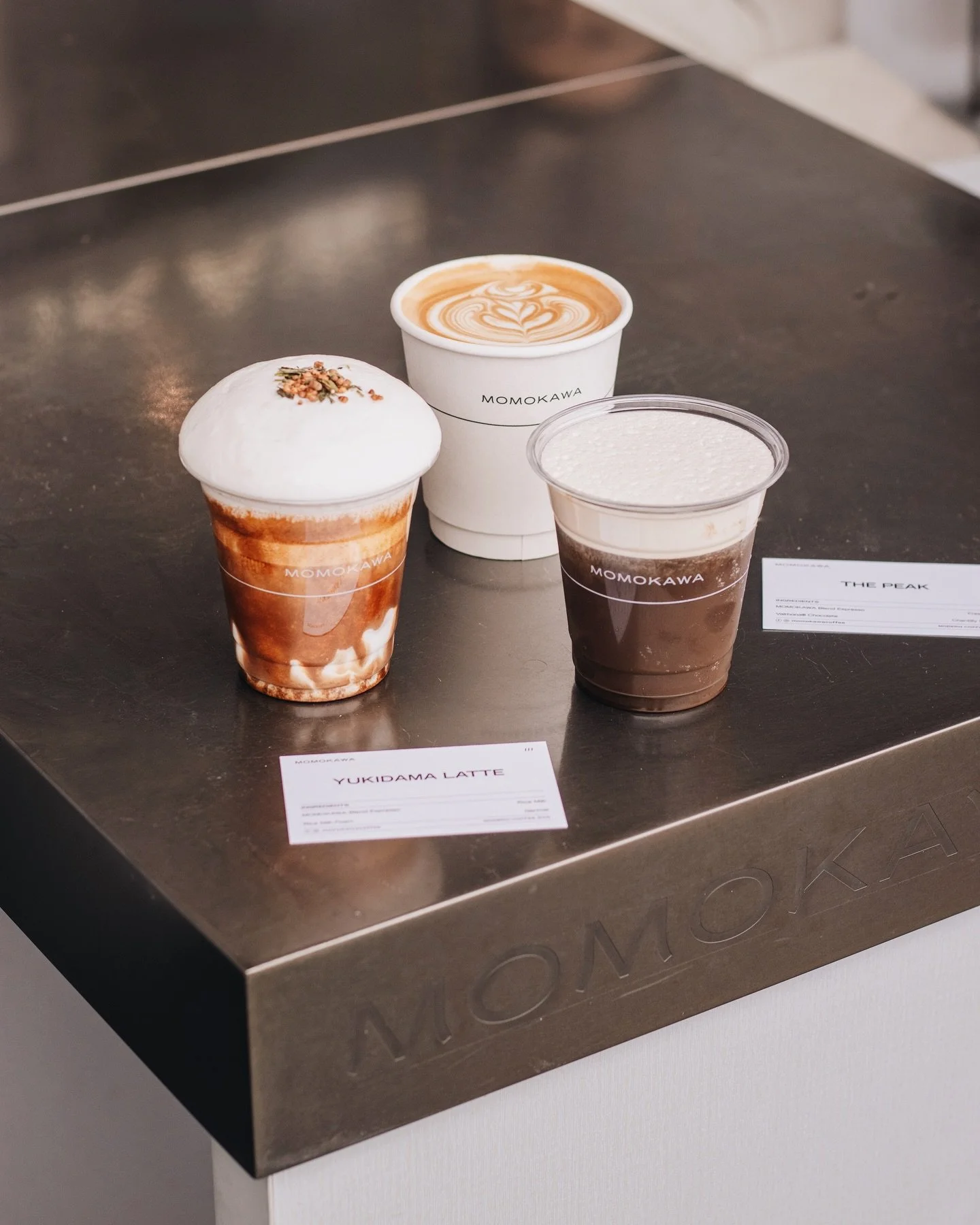 M O M O K A W A 
&ndash;
朋友推薦澳門最近很受歡迎的咖啡店 @momokawacoffee ☕️🇲🇴
上次來到葡京人的分店 人比較少～
店內空間不多 有一些戶外座位 ꔛ
試了他們的 signature 雪玉拿鐵 光是看著米奶泡沫打出來的瞬間就非常治癒！ヽ(○&acute;&forall;`)ﾉ♪
雪玉拿鐵的層次分明 &ndash; 底層的米奶、中層的濃縮咖啡、上層的米奶泡沫
最上面還加了一點玄米點綴 整個味道非常豐富立體*&acute;ސު｀* 還有淡淡米香味～
不過