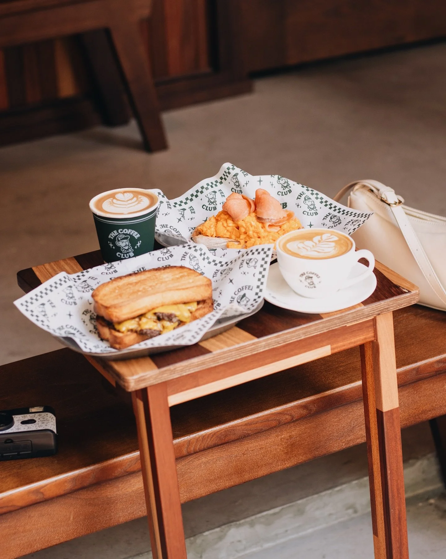 𝐓 𝐇 𝐄  𝐂 𝐎 𝐅 𝐅 𝐄 𝐄  𝐂 𝐋 𝐔 𝐁 
咖 啡 會
&ndash;
在紅磡新開的 pet-friendly 咖啡店 @thecoffeeclub852 
整體空間以木系為主 在鄰里當中非常突出！𖤐
室內空間很大 戶外也有不少座位～
從門口手寫金屬字體、店員制服、店內招牌、用餐餐紙也處處見到 brand graphics 一致性的心思✧⁺⸜(･ ᗜ ･ )⸝⁺✧
食物方面點了兩款 brunch
ᨓ 𝚂𝚝𝚎𝚊𝚔 𝚂𝚊𝚗𝚍𝚠𝚒𝚌𝚑