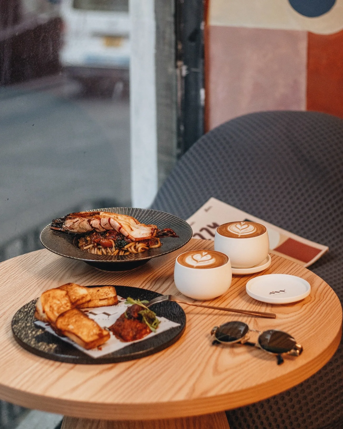 𝙍𝙞𝙯𝙯𝙮 𝘾𝙖𝙛𝙚 &amp; 𝘽𝙖𝙧 
&ndash;
最近越來越多朝啡夕酒模式的餐廳出現 ☕️🍹
這家在中環雲咸街的 @therizzyhongkong 位於轉角位 面對藝穗會 公司在附近也一直沒有發現！Ꙩ⌵Ꙩ
他們早上以 cafe 為主 提供咖啡和熱食 晚上則提供超過 50 款 wines 
星期五六更有 live music show 🎵 無論日夜也有 good vibe ヽ(○&acute;&forall;`)ﾉ♪
室內空間很大 有幾個用餐區 其中最特別的