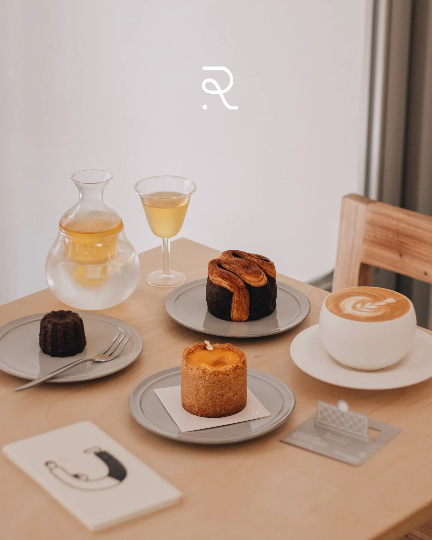 ʀ ᴇ ʟ ɪ ᴠ ᴇ  ᴘ ᴀ ᴛ ɪ s s ᴇ ʀ ɪ ᴇ
- 
回訪 @relive.patisserie 遇到了他們的春夏系列✨
幾款看起來都很吸引&epsilon;-(&acute;&forall;｀; )
最後選了 日本九州芝士法式雲尼拿布甸🍮
這款 Flan 跟他們常設的大蛋糕 Parisian 外形有點像 用上的外皮則不同
Parisian 的是酥皮 今次的 Flan 小蛋糕是牛油撻皮
個人覺得各有不同 但小蛋糕的texture和味道更濃郁滿足(˶&oline;᷄ ⁻̫ &o