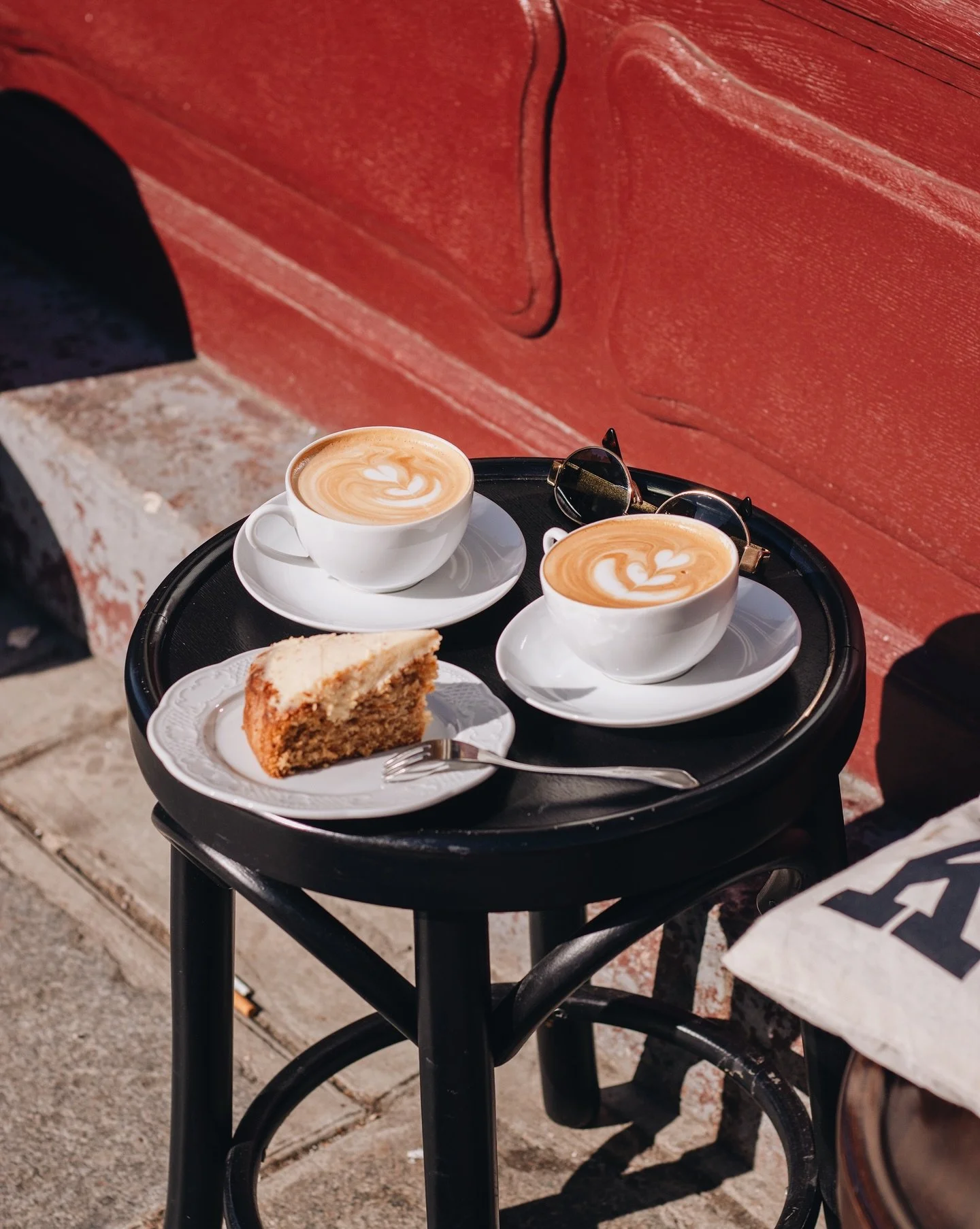 𝙼𝚎𝚛𝚕𝚘̀ 𝙲𝚊𝚏𝚏𝚎́
&mdash;
starting our Paris trip with a calm morning in @merlocaffe bathed in sunshine. the interior is spacious with the mix of concrete and wood. several bakeris options were provided along with the regular coffee menu. both 