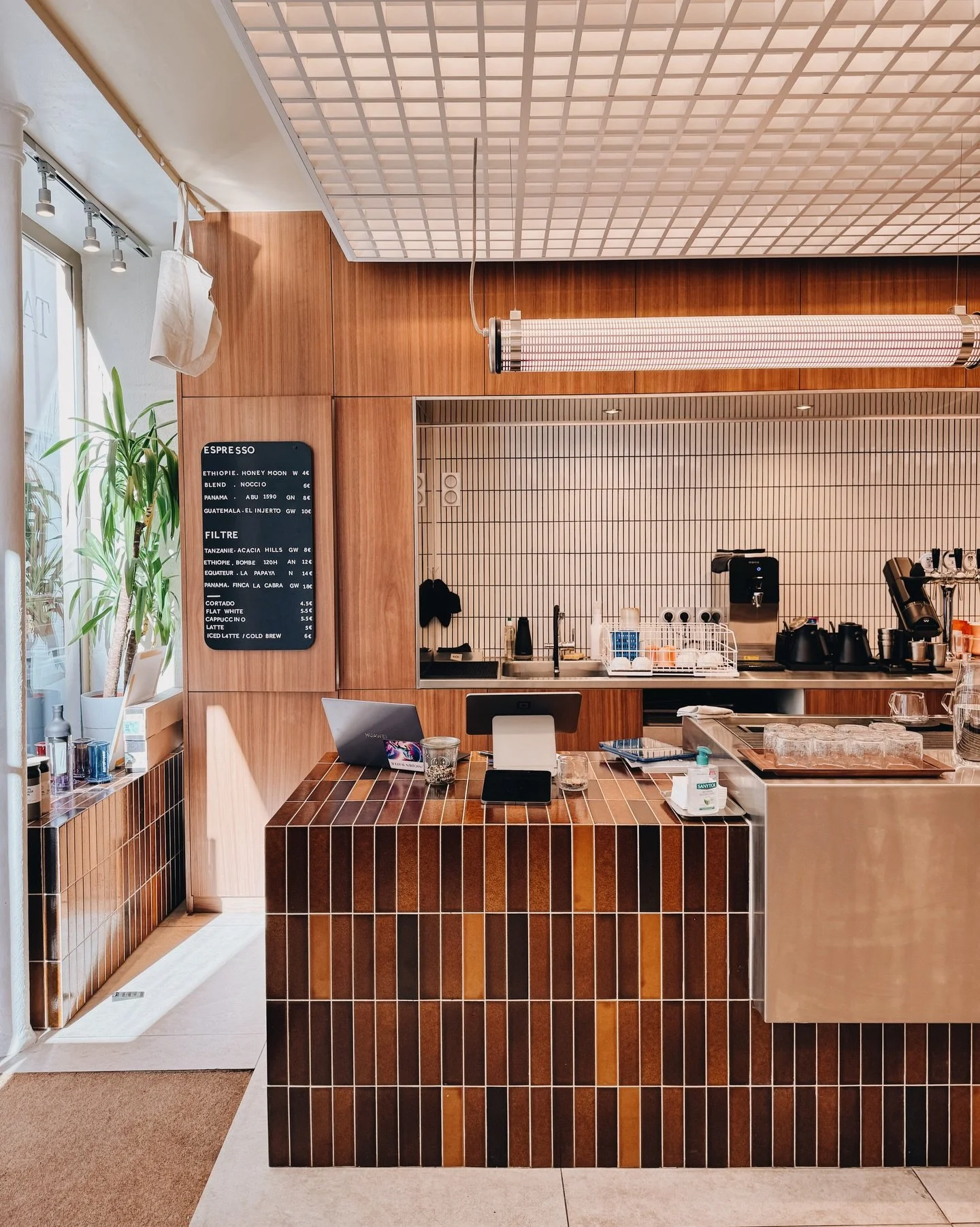 𝐓𝐀𝐍𝐀𝐓 𝐂𝐎𝐅𝐅𝐄𝐄
&mdash;
Starting the week at the award-winning coffee roastery @tanat.coffee ☕️ Tucked away in a quiet alley, their Tiquetonne store pairs a peaceful vibe with bold branding and a modern interior. Both the flat white and cold 