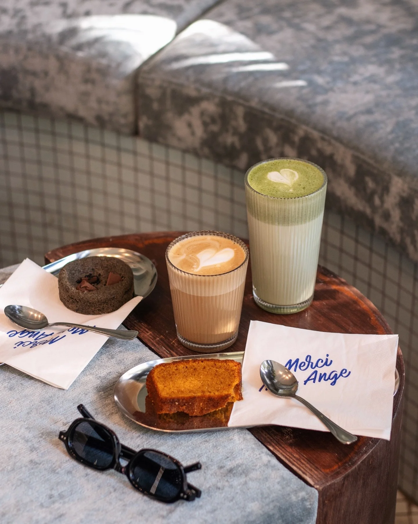 𝙲𝚞𝚟𝚎́𝚎 𝙽𝚘𝚒𝚛𝚎
&ndash;
Easing into Sunday at @cuveenoire ☕️ Bathed in fascinating sun shadows from the trees outside, their Saint-Michel store pairs a unique space theme with river green tones and a beautiful mix of textures and curves. They 