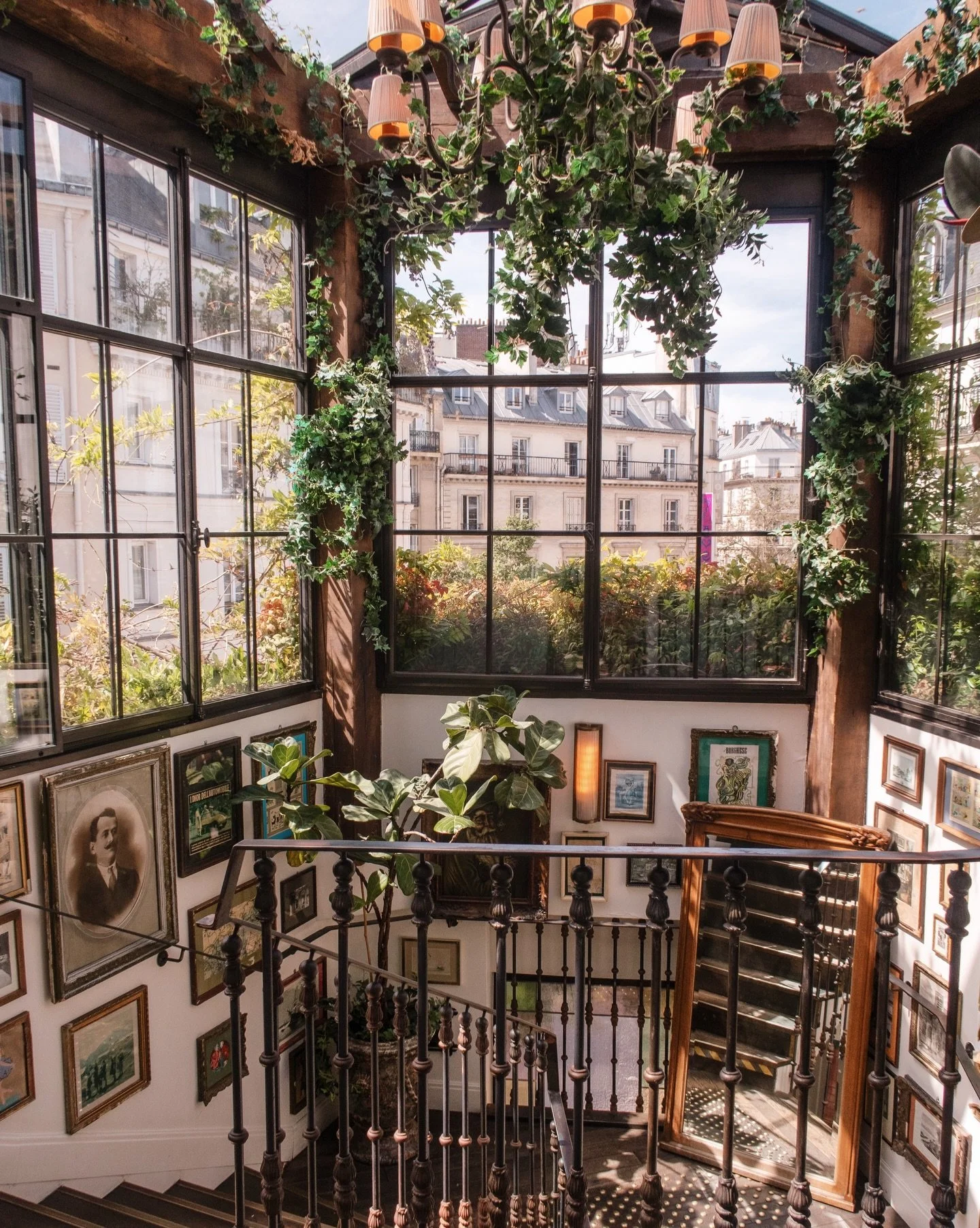 𝙿𝚒𝚗𝚔 𝙼𝚊𝚖𝚖𝚊
&ndash;
@pinkmamma_paris is always on my list in Paris because of its stunning glass rooftop interior and the iconic staircase ✨ in fact it&rsquo;s an Italian restaurant with an extensive food and cocktail menu. the Margherita piz