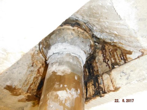 Incorrectly fitted transition piece with evidence of seepage.