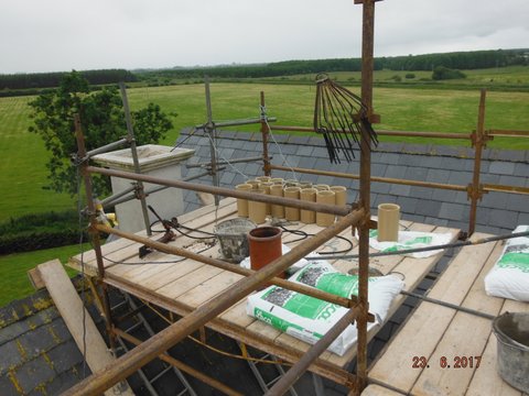 Roof level with ceramic liners