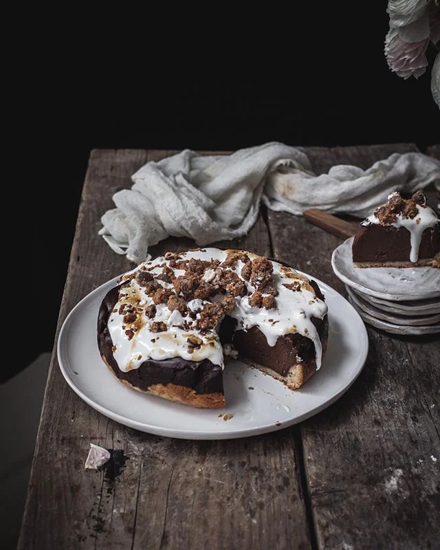 One of my best cakes ever. Still need to write the recipe. Is just that I get so excited to try new recipes I forget about the others I have done. I take an immense pleasure to make anything mainstream vegan. I love the challenge. Tonight I have a food delivery for two recipes I’m burning to try. ⠀⠀⠀⠀⠀⠀⠀⠀⠀
On a”technical” note for the one of you trying to make aquafaba meringue. I tried first hand and is not only the chickpeas water that  makes a difference but also the sugar quality.  I tried to use common white icing sugar and blend my own sugar but is not as good as professional 100% icing sugar, corn flour free.
⠀⠀⠀⠀⠀⠀⠀⠀⠀
So keep experimenting but also remember to beat the water for very very long time before slowly adding the sugar. Among all things you cannot rush meringue!!!
.
.
.
.
.⠀⠀⠀⠀⠀⠀⠀⠀⠀⠀⠀⠀⠀⠀⠀⠀⠀⠀
.⠀⠀⠀⠀⠀⠀⠀⠀⠀⠀⠀⠀⠀⠀⠀⠀⠀⠀
.⠀⠀⠀⠀⠀⠀⠀⠀⠀⠀⠀⠀⠀⠀⠀⠀⠀⠀
#vegancheesecake #veganchocolate #foodphotography #aquafaba #veganmeringue  #foodphotographyworkshop #foodstylingworkshop
#mycommontable #whatveganseat #tcmlivingwell  #veganuk #f52grams #lifeandthyme  #huffposttaste #fellowmag #verilymoment #simplejoys #foodstylist #foodphotographer #foodandwine #beautifulcuisines #hautecuisines  #herbivore #plantpowered #darlingweekend #foodandwine #fromscratch #salvialimone