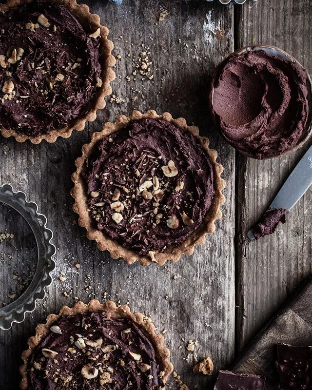 Who’s ready to dive into the long weekend? 🙋🏻‍♀️
.
.
Any interesting project? 
For me will be a lot of family time and  some me time, especially in the early morning before everyone wakes up. I want to have a cup of coffee alone and dive into my journal, I’m also reading a new book “the one thing “ by G. Keller as I started this personal diary to keep track of my dreams and projects and find clarity about my long term goals.

Sound intense maybe and can be challenging , but is becoming  part of my self care routine 💅🏼. To be honest I thought morning rituals were fancy ways to waste time ( a part form workout) , but actually I’m finding  them essential to start my day positively.  I also started a consistent gratitude diary along with my usual 10 min meditation. 
Lots of water, and I just get out few moments in the garden to breath fresh air and drink a hot espresso. Very simple very quick because my daughter is likely to wake up any time between 6 and 6:30😅. Do you have a morning habit that uplift your day ? .
.
.⠀⠀⠀⠀⠀⠀⠀⠀⠀⠀⠀⠀⠀⠀⠀⠀⠀⠀
.⠀⠀⠀⠀⠀⠀⠀⠀⠀⠀⠀⠀⠀⠀⠀⠀⠀⠀
#vegantarts #veganchocolate #vaganpie #veganchcolatetarts #foodphotography #aquafaba #veganmeringue ⠀⠀⠀⠀⠀⠀⠀⠀⠀⠀⠀⠀⠀⠀⠀⠀⠀⠀⠀⠀⠀⠀⠀⠀⠀⠀⠀
#mycommontable #whatveganseat #tcmlivingwell  #veganuk #f52grams #lifeandthyme  #huffposttaste #fellowmag #verilymoment #simplejoys #foodstylist #foodphotographer #foodandwine #beautifulcuisines #hautecuisines  #herbivore #plantpowered #darlingweekend #foodandwine #fromscratch #salvialimone