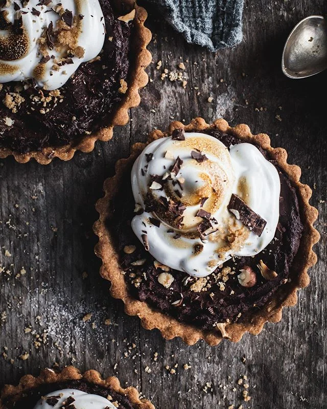 Now I want these, cold from fridge with this rich ganache ice cold and the toasted aquafaba merengue on top. Maybe I would add some rhubarb for freshness. 
I cannot wait to be behind my camera for my recipes again. Too much blue screen and papers lately. But hey, no complains tomorrow we got something juicy coming up so watch my stories! Today all about family and I went out with my baby girlfriend hunting books and magazines while the boys got an haircut at our fav barber in Soho. I cannot wait for them to properly share art books and mags with me!!!
.
.
.
.
.
. . .⠀⠀⠀⠀⠀⠀⠀⠀⠀⠀⠀⠀⠀⠀⠀⠀⠀⠀
.⠀⠀⠀⠀⠀⠀⠀⠀⠀⠀⠀⠀⠀⠀⠀⠀⠀⠀
#vegantarts #veganchocolate #vaganpie #veganchcolatetarts #foodphotography #aquafaba #veganmeringue ⠀⠀⠀⠀⠀⠀⠀⠀⠀⠀⠀⠀⠀⠀⠀⠀⠀⠀⠀⠀⠀⠀⠀⠀⠀⠀⠀
#mycommontable #whatveganseat #tcmlivingwell  #veganuk #f52grams #lifeandthyme  #huffposttaste #fellowmag #verilymoment #simplejoys #foodstylist #foodphotographer #foodandwine #beautifulcuisines #hautecuisines  #herbivore #plantpowered #darlingweekend #foodandwine #fromscratch #salvialimone