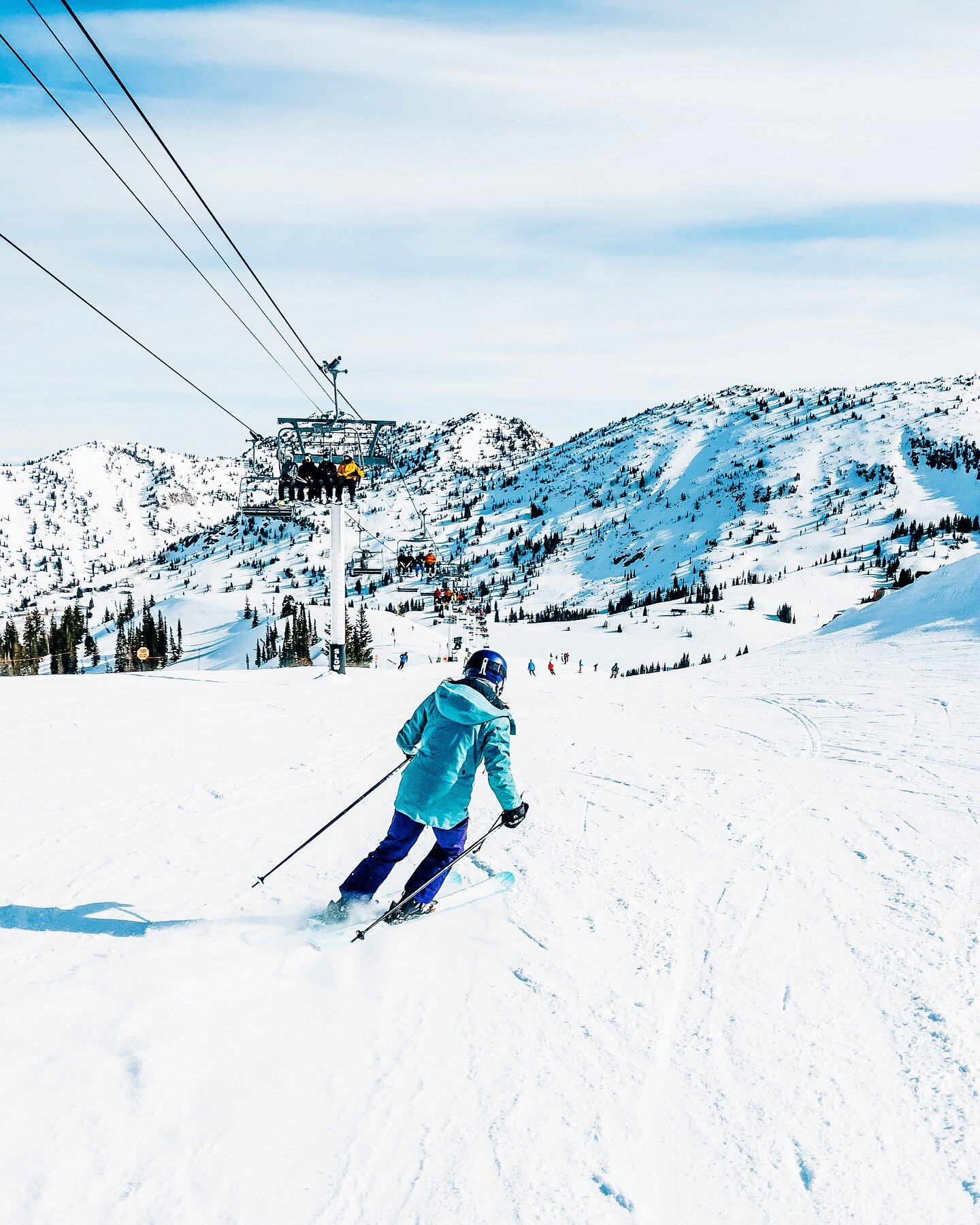 Sunshine &amp; groomers with a couple of inches of fresh powder from yesterday&rsquo;s storm at @altaskiarea today. Perfection? Maybe. 
⁣
.⁣
.⁣
.⁣
.⁣
.⁣
#skiingday #skilife #skiingislife #backcountryskiing #skibc #earnyourturns #skiingbackcountry #po