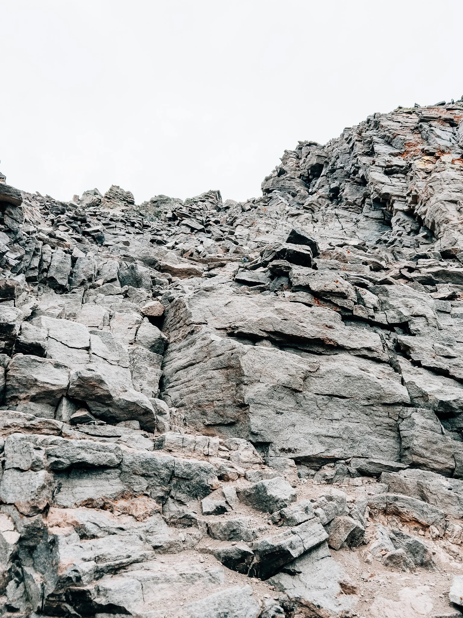 The sheer cliff edge dropping off one side of the summit
