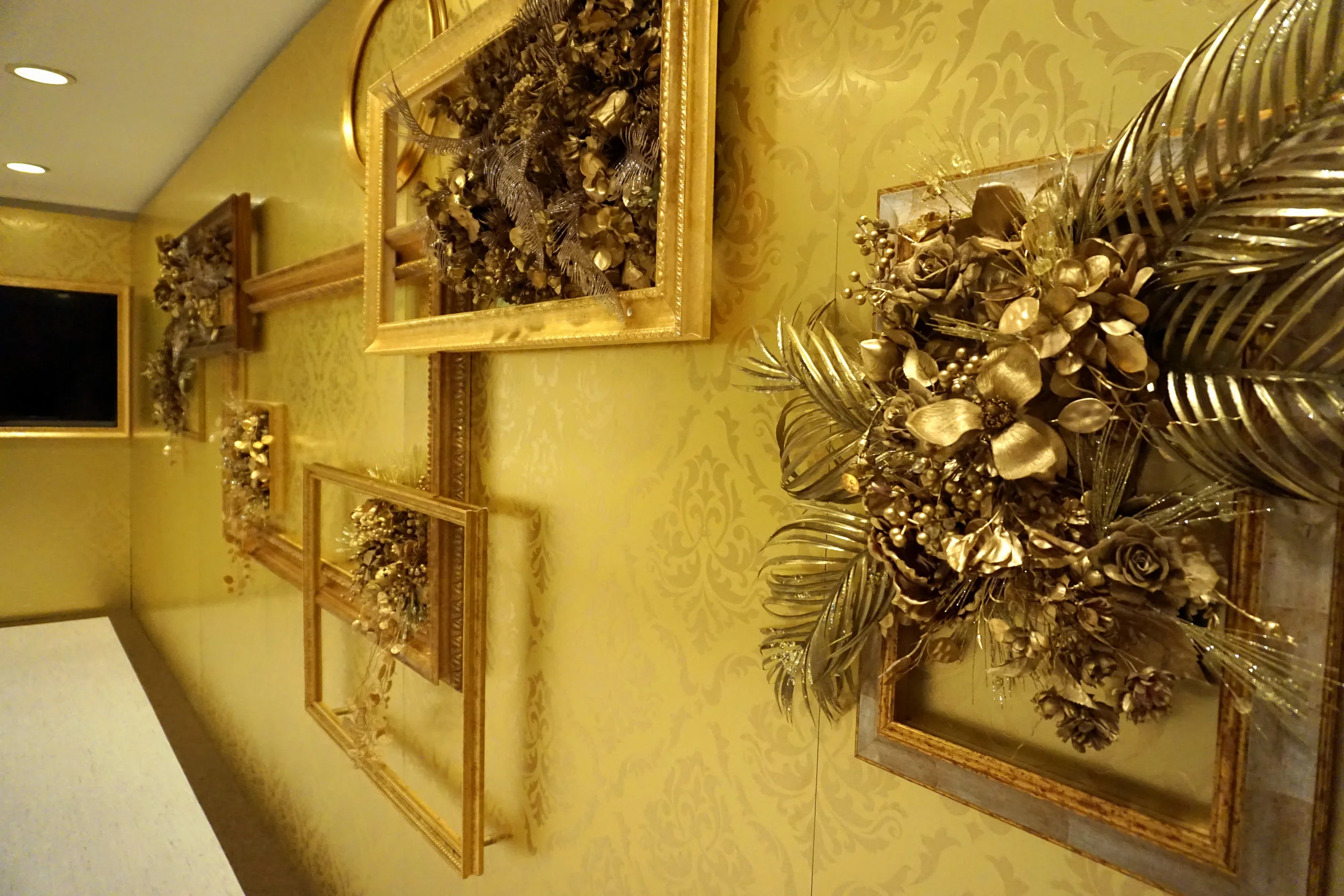   KÖNIG MIDAS´ GOLD - OPERNBALL 2018   Neugestaltung des Einsingraumes für den Opernball 2018 zum Thema "König Midas´ Gold" aus der Oper "Die Liebe der Danae". Wiener Staatsoper/Einsingraum  Konzept und Gestaltung: Agnes Hasun  © Agnes Hasun 