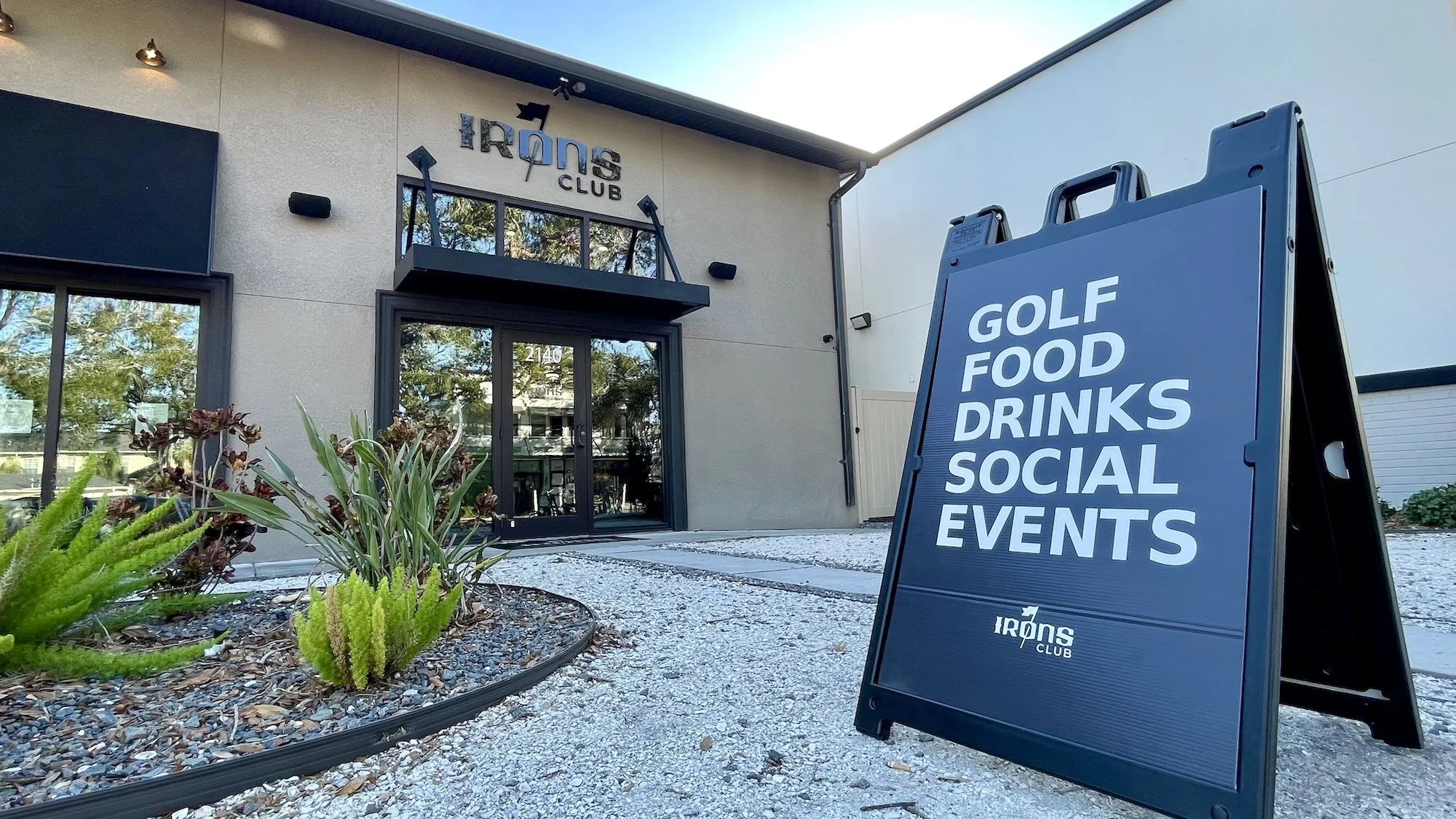 Indoor golf lounge The Irons Club swings into downtown St. Pete