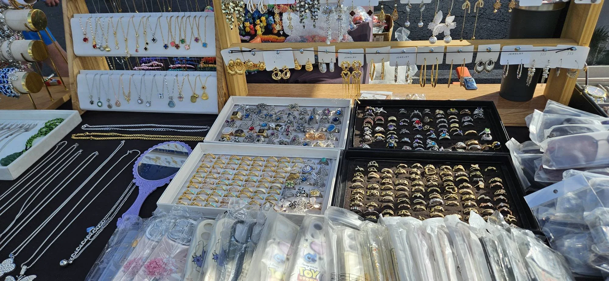 Vendors at The Pinellas Farmers &amp; Flea Market