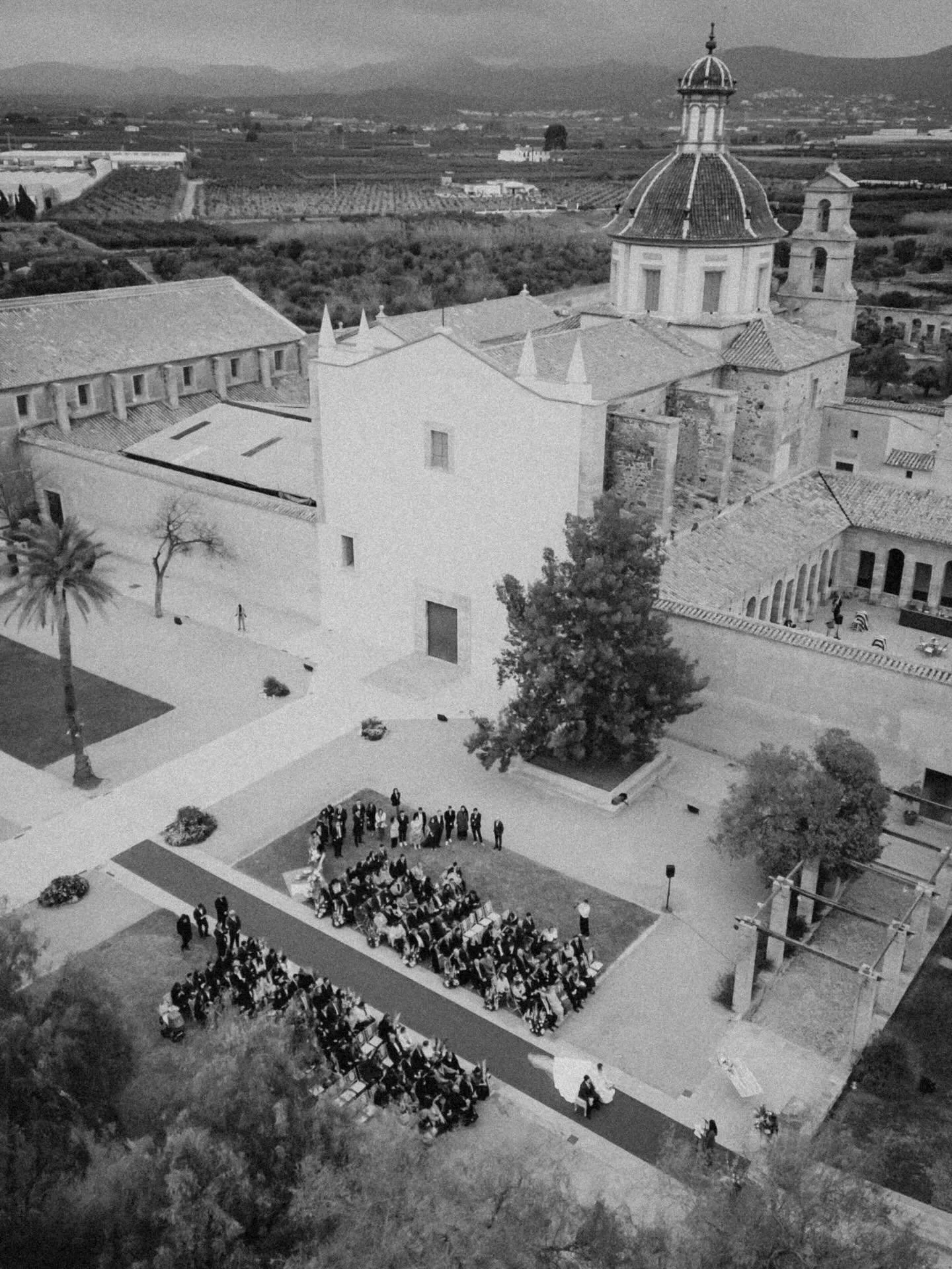 Germ&aacute;n y Carla en Cartuja de Ara Christi, Valencia. Un d&iacute;a inolvidable en un entorno hist&oacute;rico.

German &amp; Carla at Cartuja de Ara Christi, Valencia. A beautiful day at this historic venue.

@cartujadearachristi 
@atelierdelaf