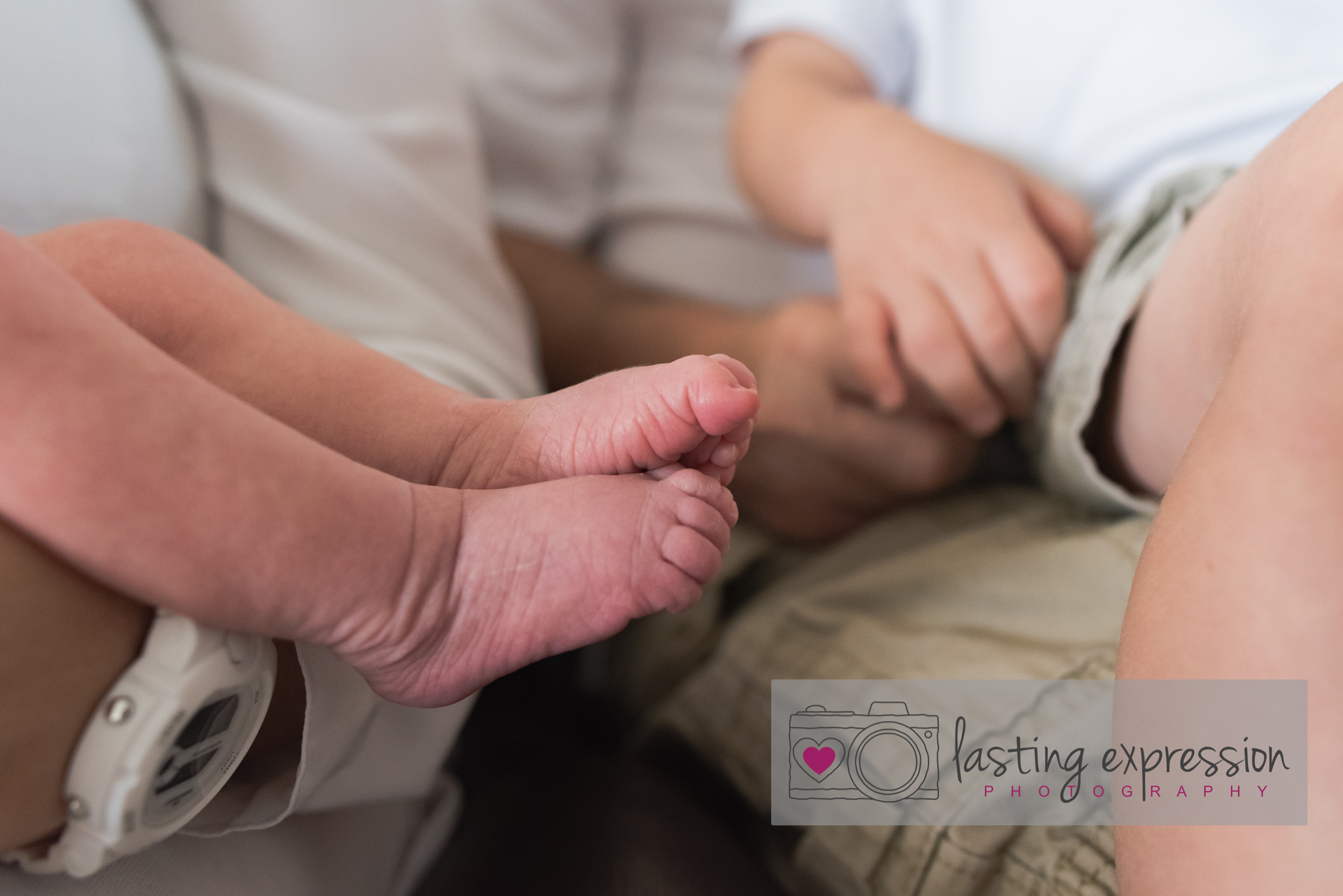 welcomebabyhome-estrach-photog-logo-4.jpg