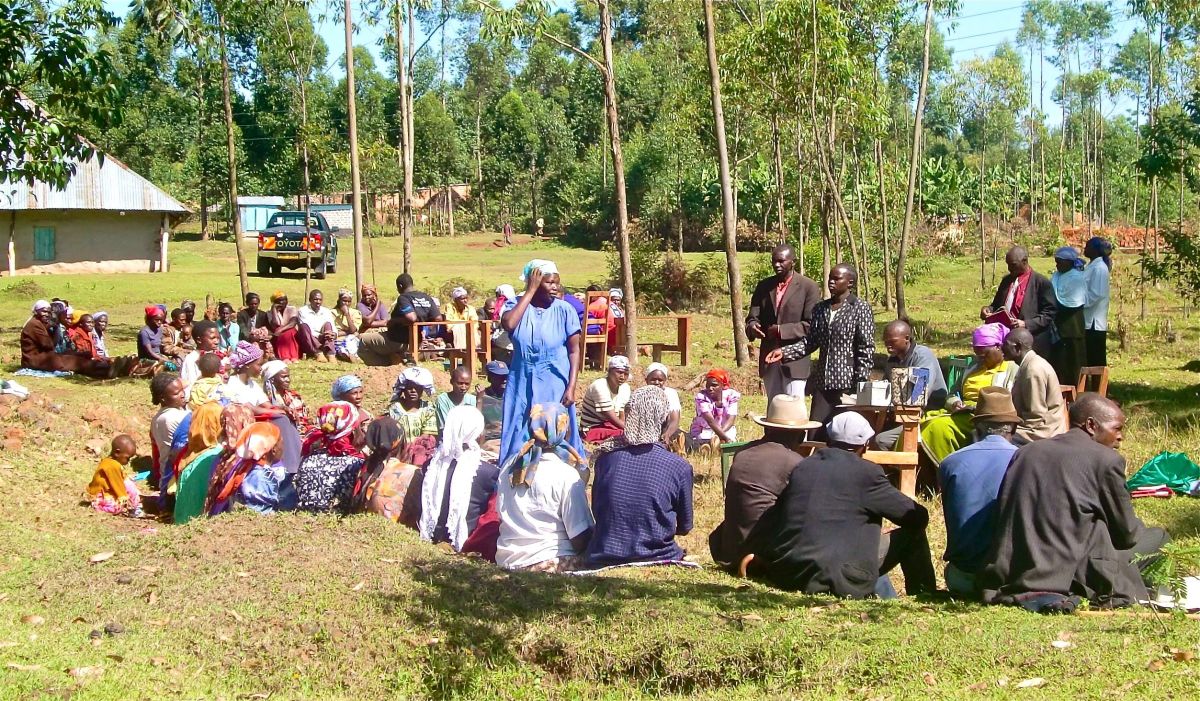  This started as a single group, then got so large that the trainer - the woman with the black and white polka dot dress - insisted that they break in two. Off to the left one can see visitors coming to learn how the group works. This picture was tak