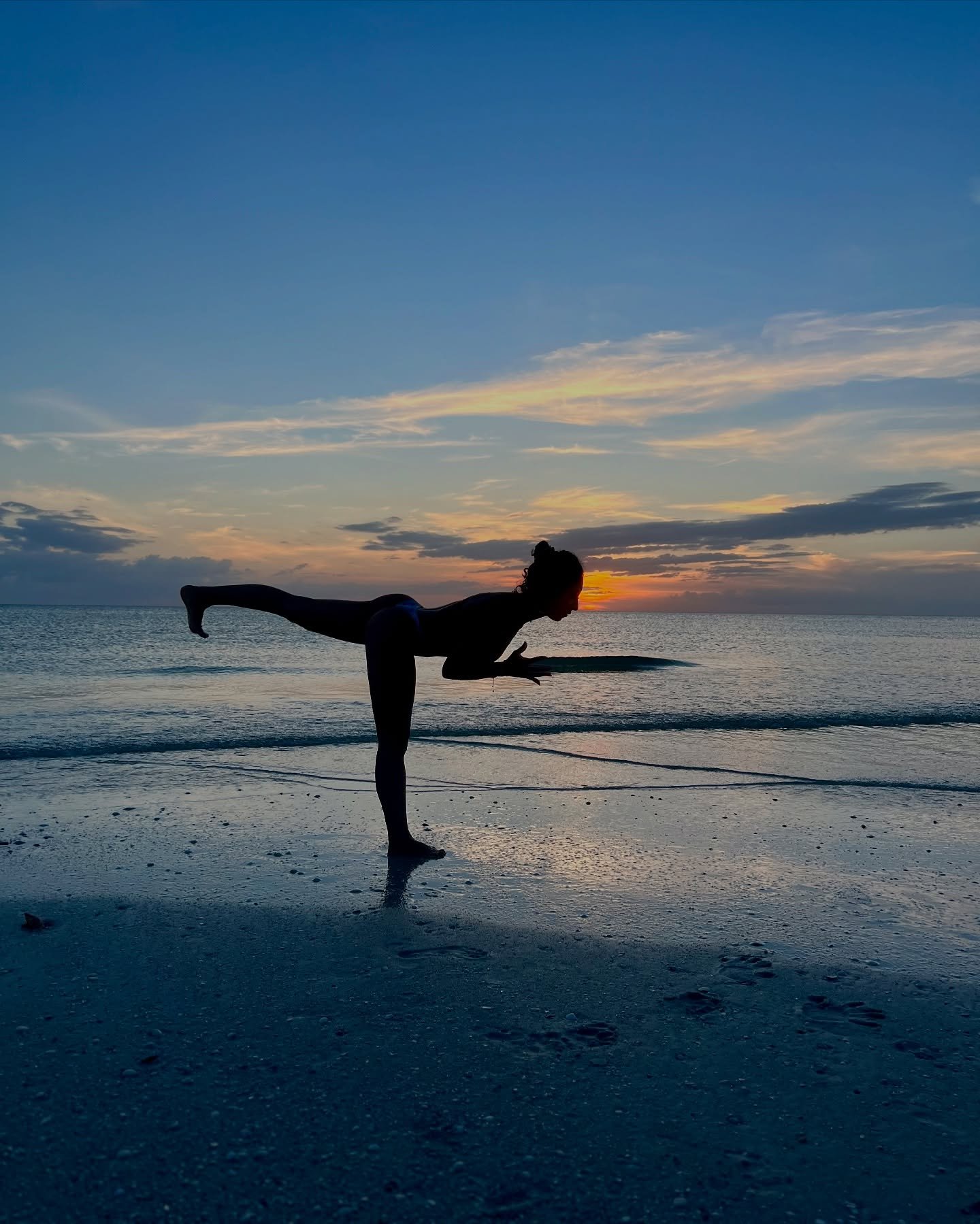 place your doubts to the side.

get clear on the things that push you forward, and the ones that hold you back.

this chapter is about your evolution.

-

📿Practice w/me:
Mondays / Thursdays 7pm @flowstate_studios 
Tuesdays 6pm @open.door.yoga 
Sund
