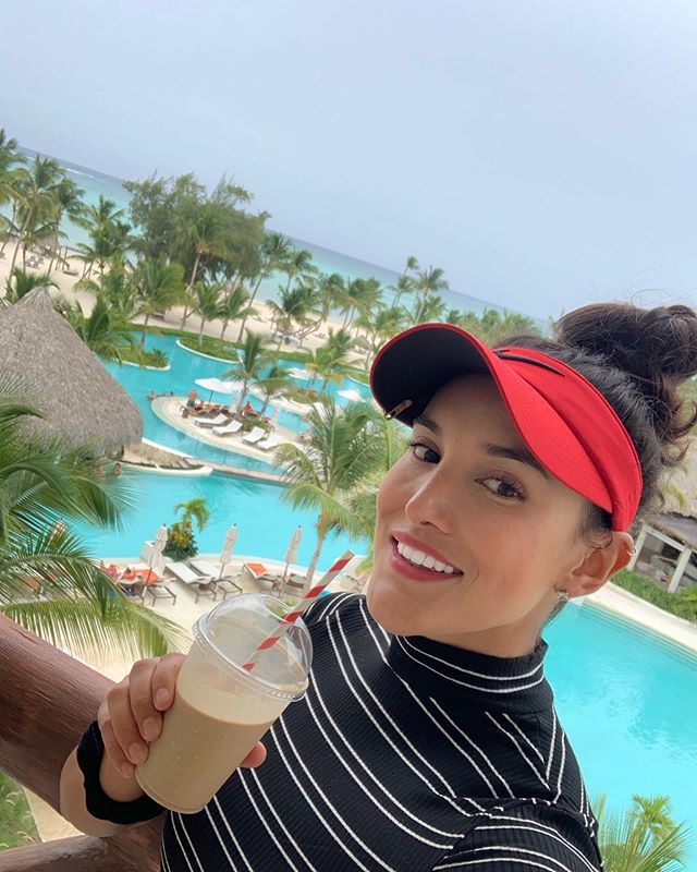 👉What&rsquo;s your post golf round drink of choice? 🍺🍾🥂🍷🥤#ad
I&rsquo;ll usually have a diet coke or a sparkling water. Yesterday I had a frappe coffee from the coffee shop at @secretsresorts in Punta Cana. 
Let&rsquo;s be honest though, you cou