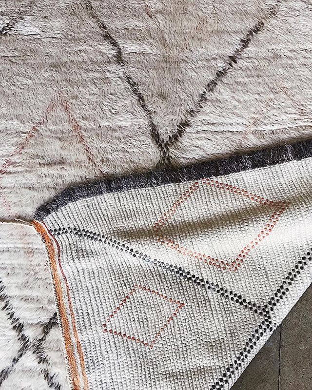 Details on one shining, elegant Beni Alaham ✨It&rsquo;s in the wool.
-
-
-
-
-
-
-#moroccanmodern #textilelove #wovenart #moderndesign #minimalism #berberart #moroccanrug at #katandmaouche in #oldtownpdx #downtownpdx #pdxdesign #portland