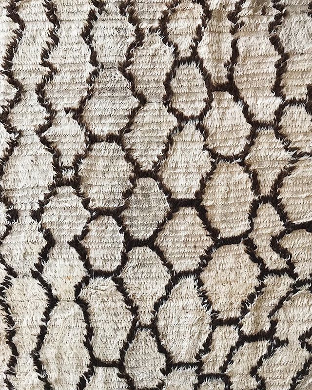 Details of the honeycomb of a sophisticated Azilal where traditional lozenges have shaken themselves free to become something else entirely. In beautiful hand-spun undyed High Atlas wool.✨