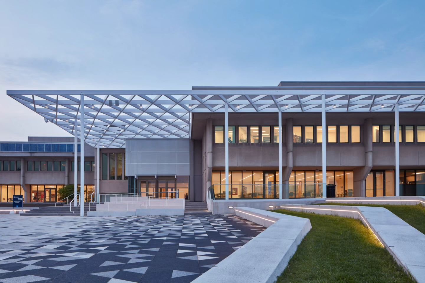 The UTM Meeting Place project included a complete renovation of the student food court, gathering spaces, meeting space, and outdoor landscape area.&nbsp; The ALULA Lighting Design team worked closely with the Architectural and Landscape Architect te