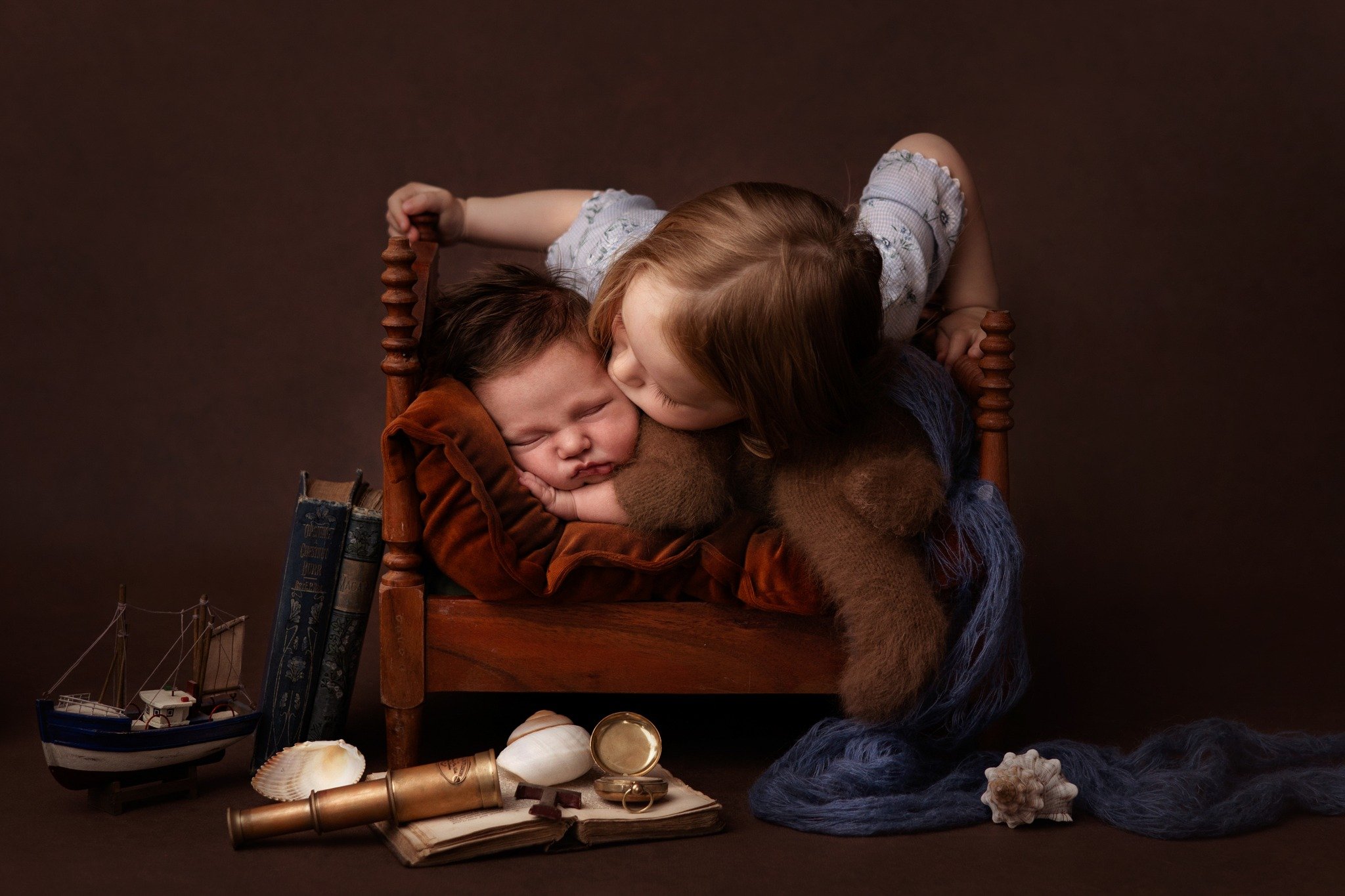A goodnight kiss for her new baby brother 💙