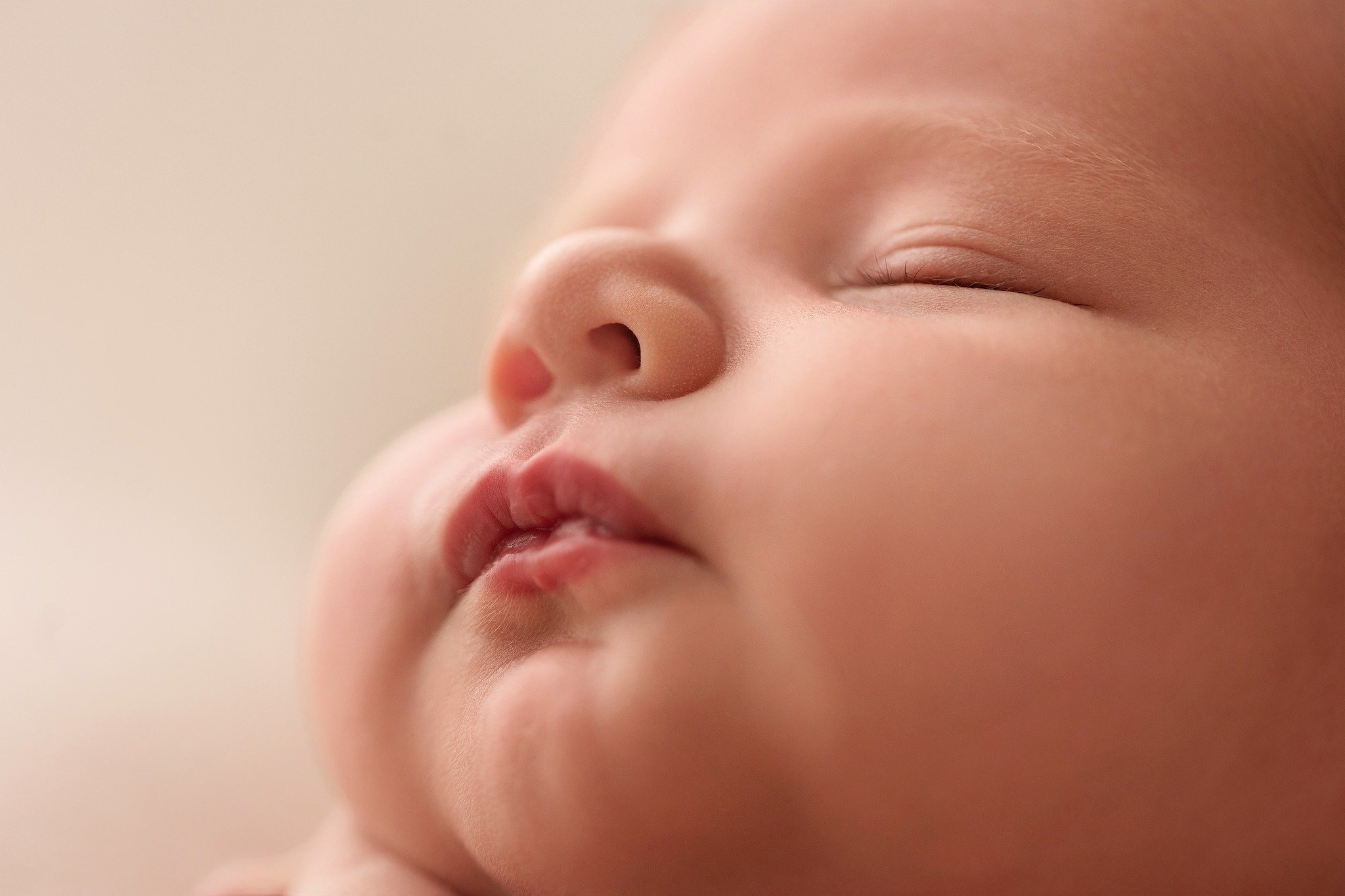 Cannot get enough of all these squishy little newborn details! 🥰