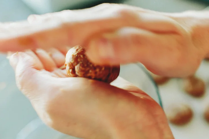 raw_peanut_butter_bites_0004.jpg