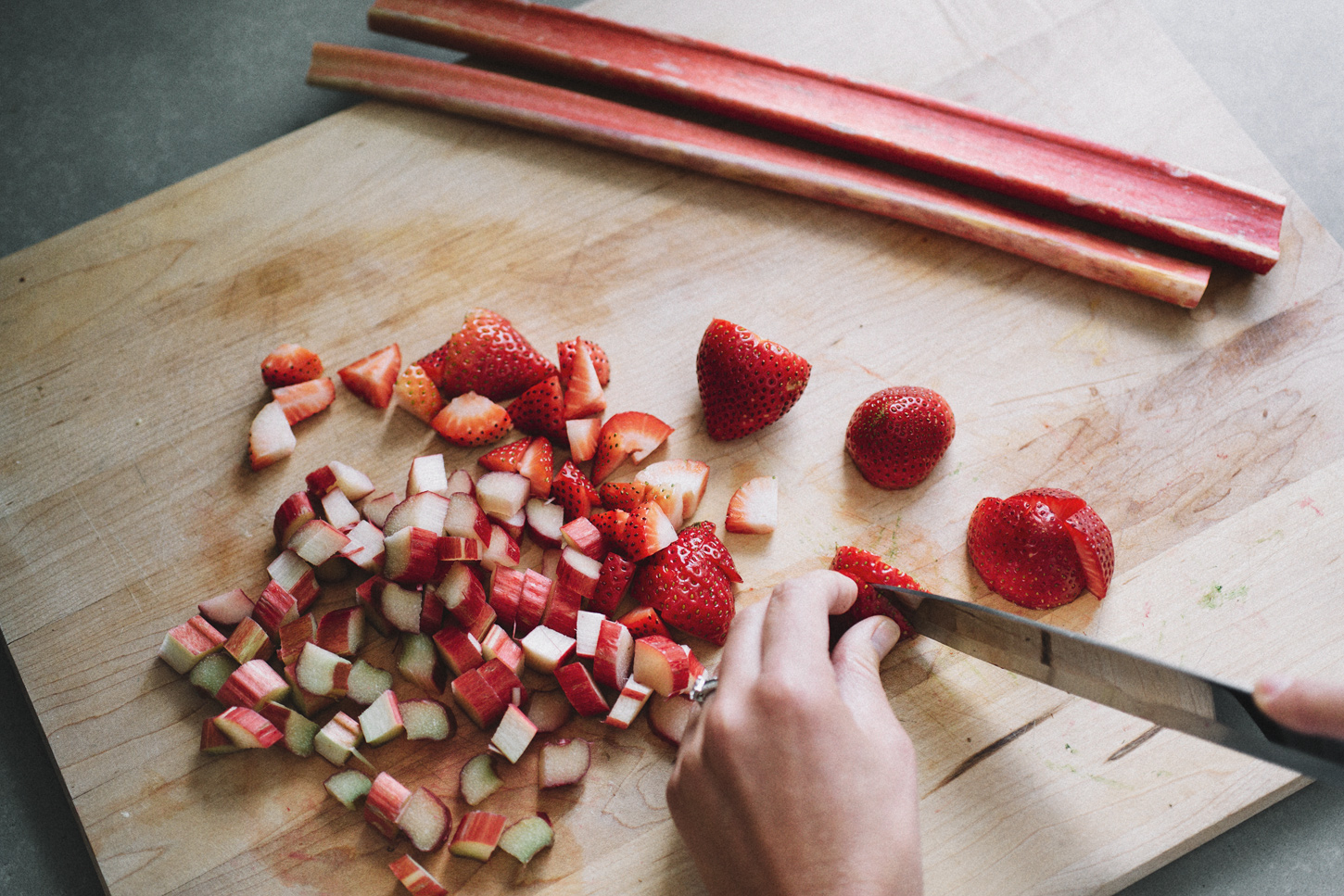 strawberry_rhubarb_yogurt_cake_02.jpg