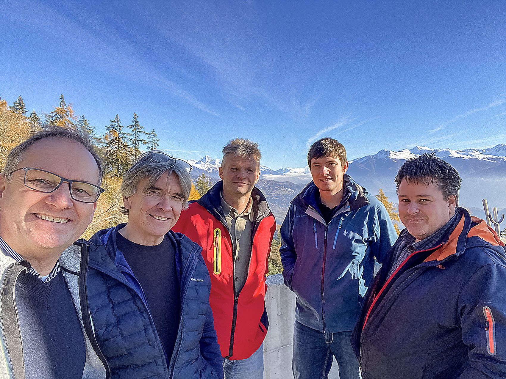  Markus Mann beim Ortstermin mit Partnern, die sich um die Logistik und Pellet-Produktion in der Schweiz kümmern (von links): Oscar Schneuwly (Best Pellets Technik, Düdingen), Bruno Kneuss (BK Transport), Fabian Dubi (Bestpellet Wärme (Matterhorn-Pel