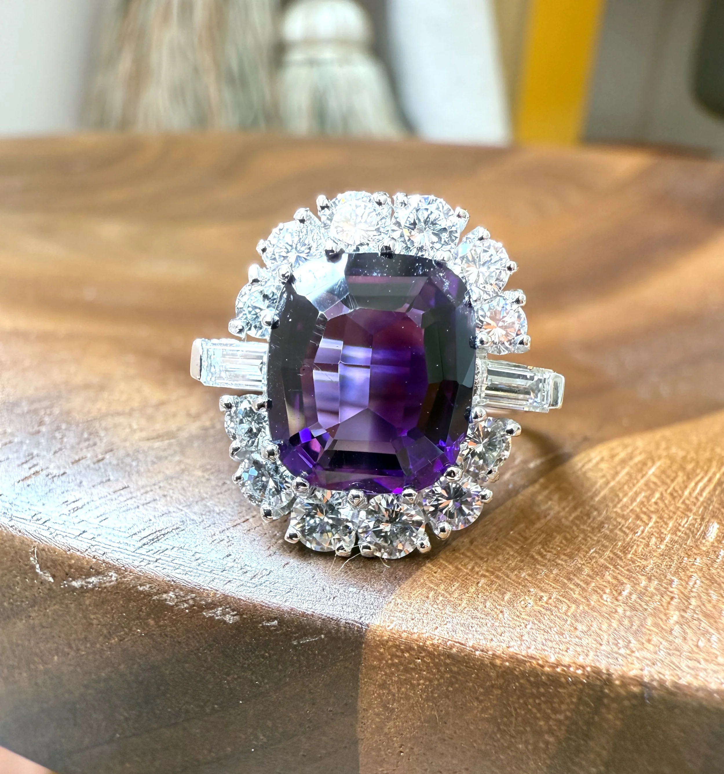 "La Colette" Sublime et rare bague vintage des années 1960 en or blanc, platine, améthyste et diamants