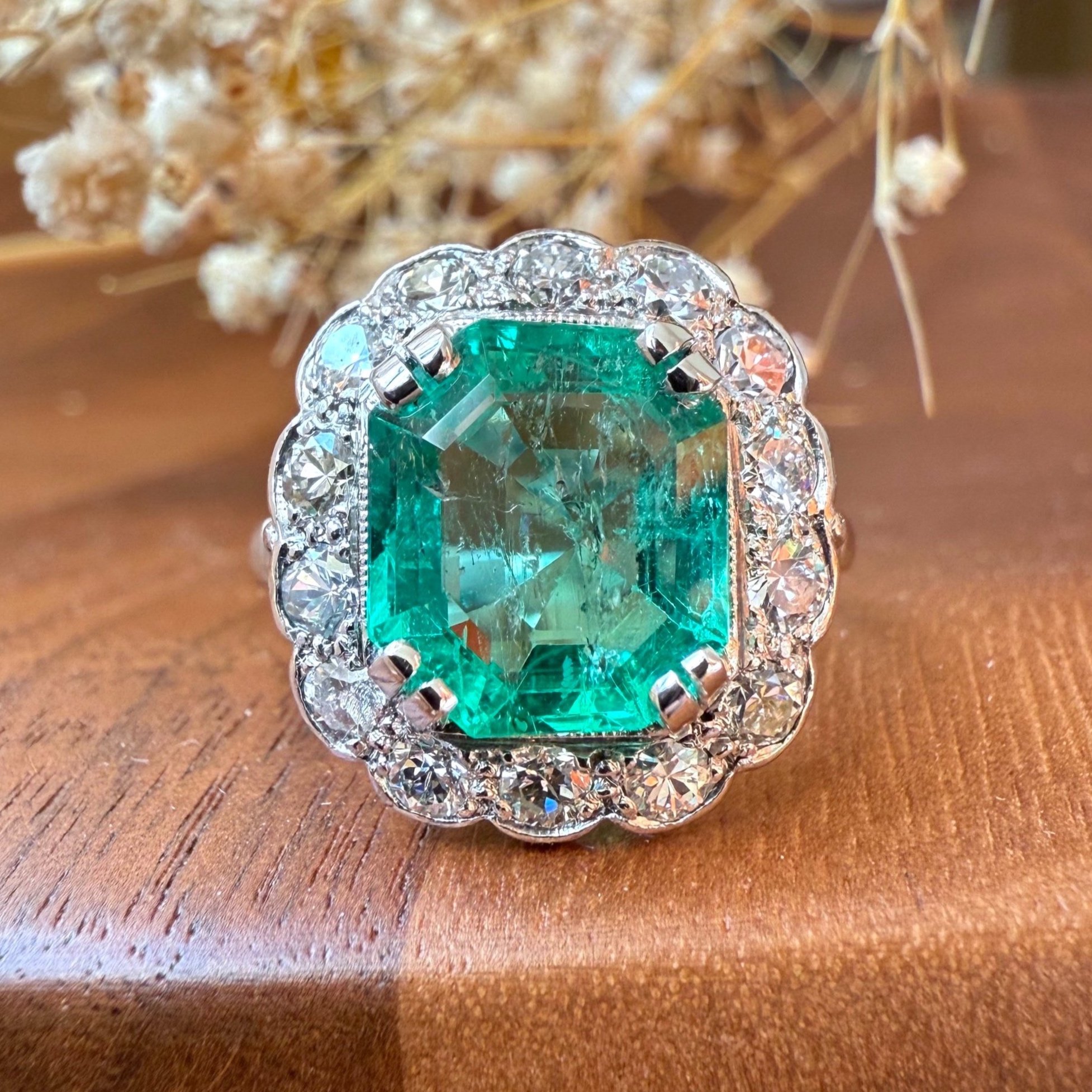 "La Henri" Magnifique bague vintage de forme coussin en or blanc, platine, émeraude et diamants