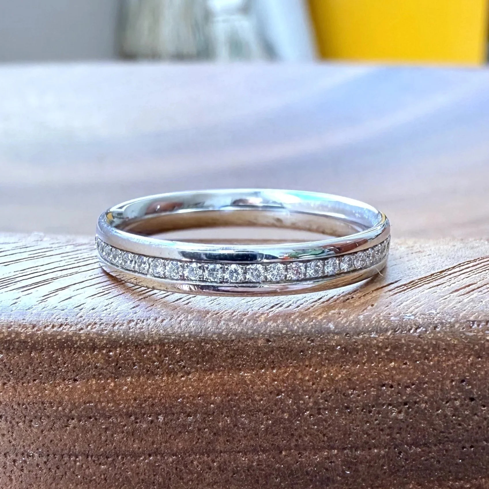 ADR1822-alliance-or-blanc-diamants-tiffany-and-co-cadeau-naissance-mariage-anniversaire.jpg