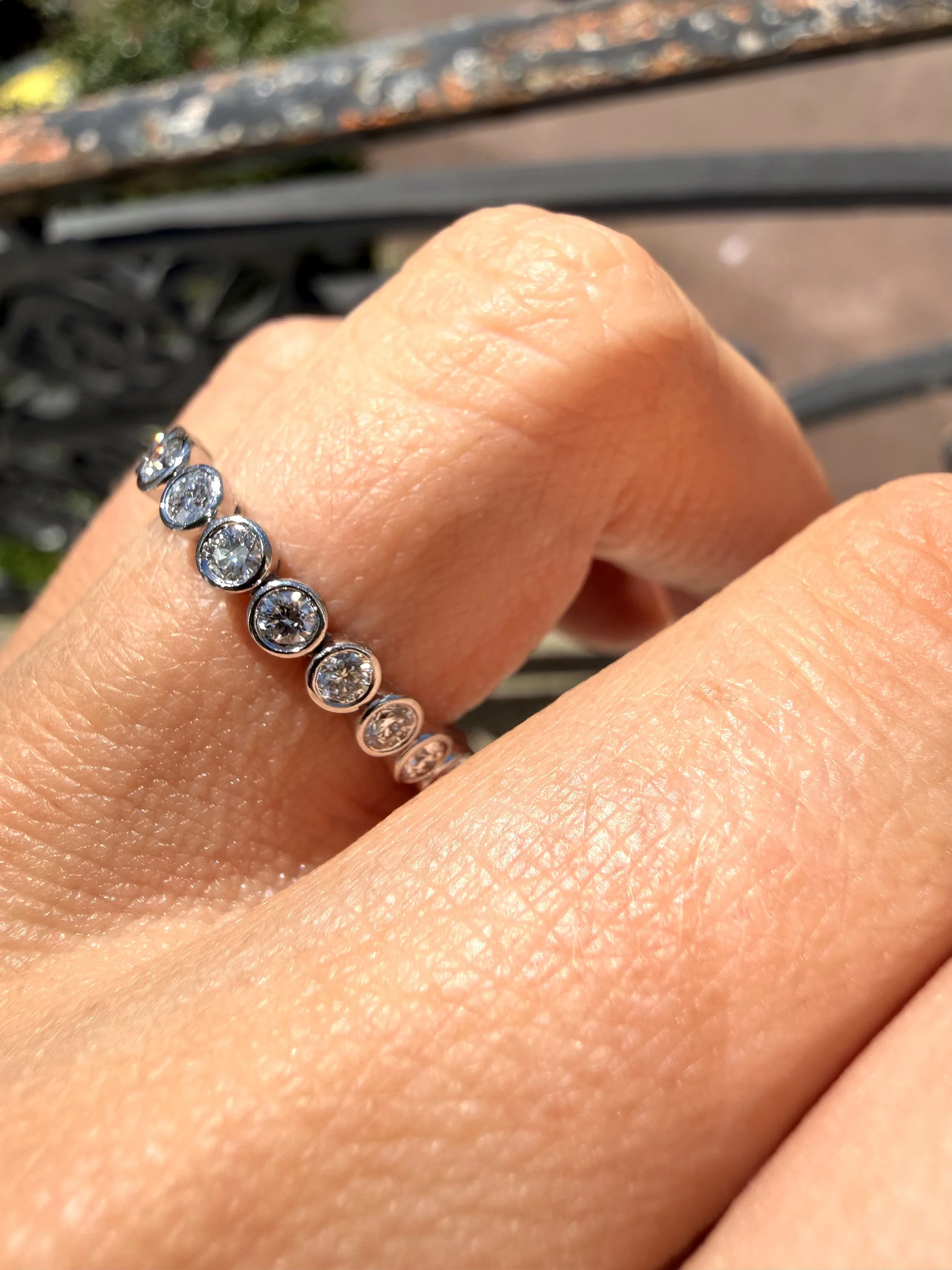 ADR3045-de-Beers-bague-mobile-diamants-alliance-diamonds-ring17.jpeg