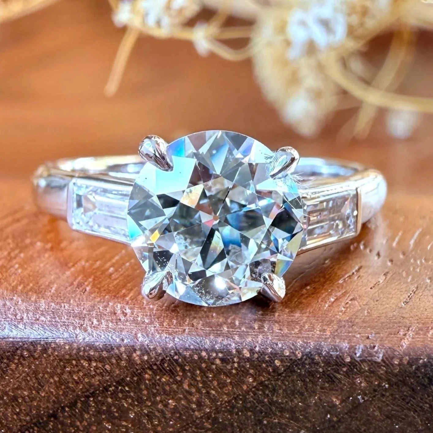 "La Bella" Bague solitaire accompagné en platine et diamants